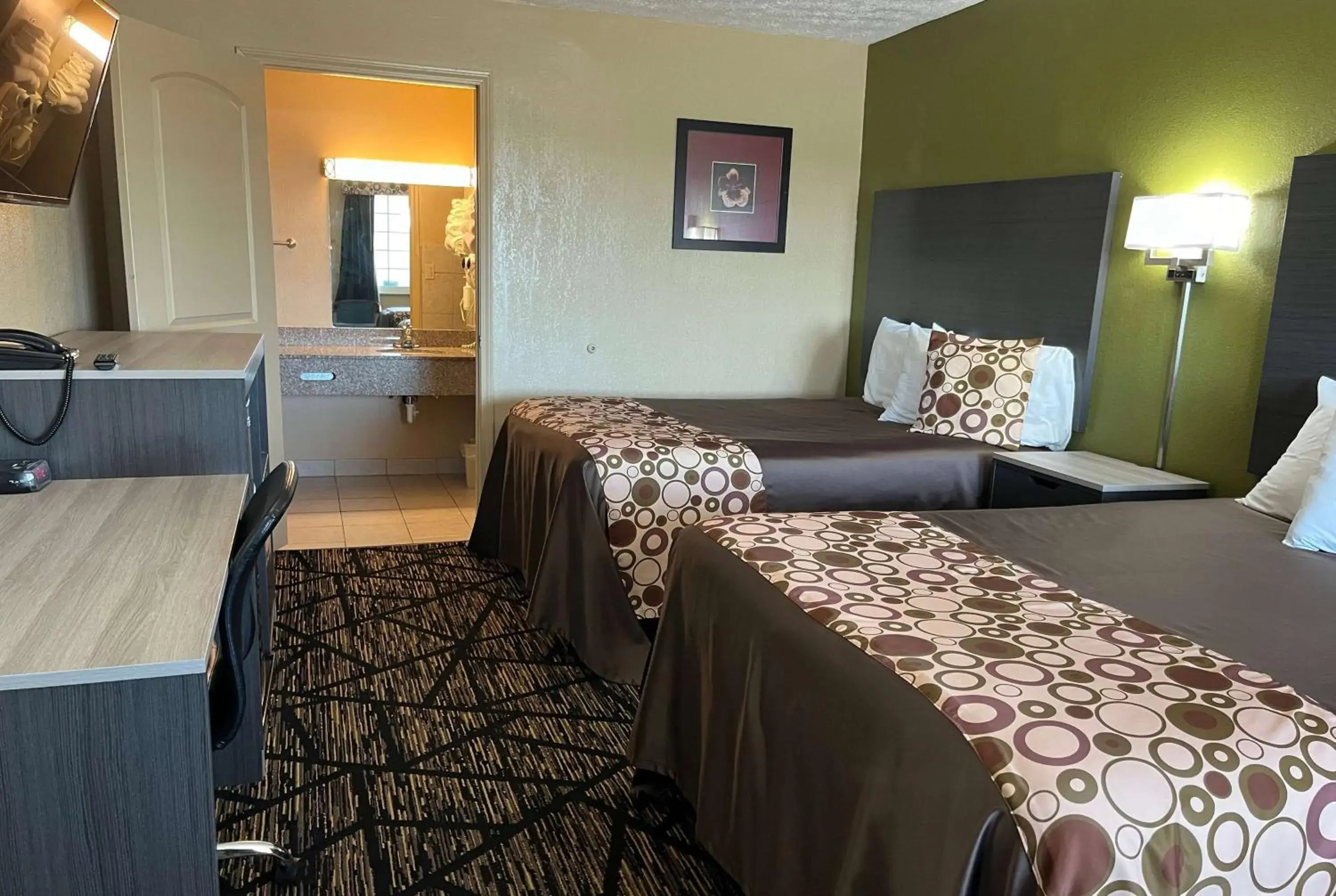 Double Room with Two Double Beds - Non-Smoking in Travelodge by Wyndham Mansfield Double Room with Two Double Beds - Non-Smoking in Travelodge by Wyndham Mansfield