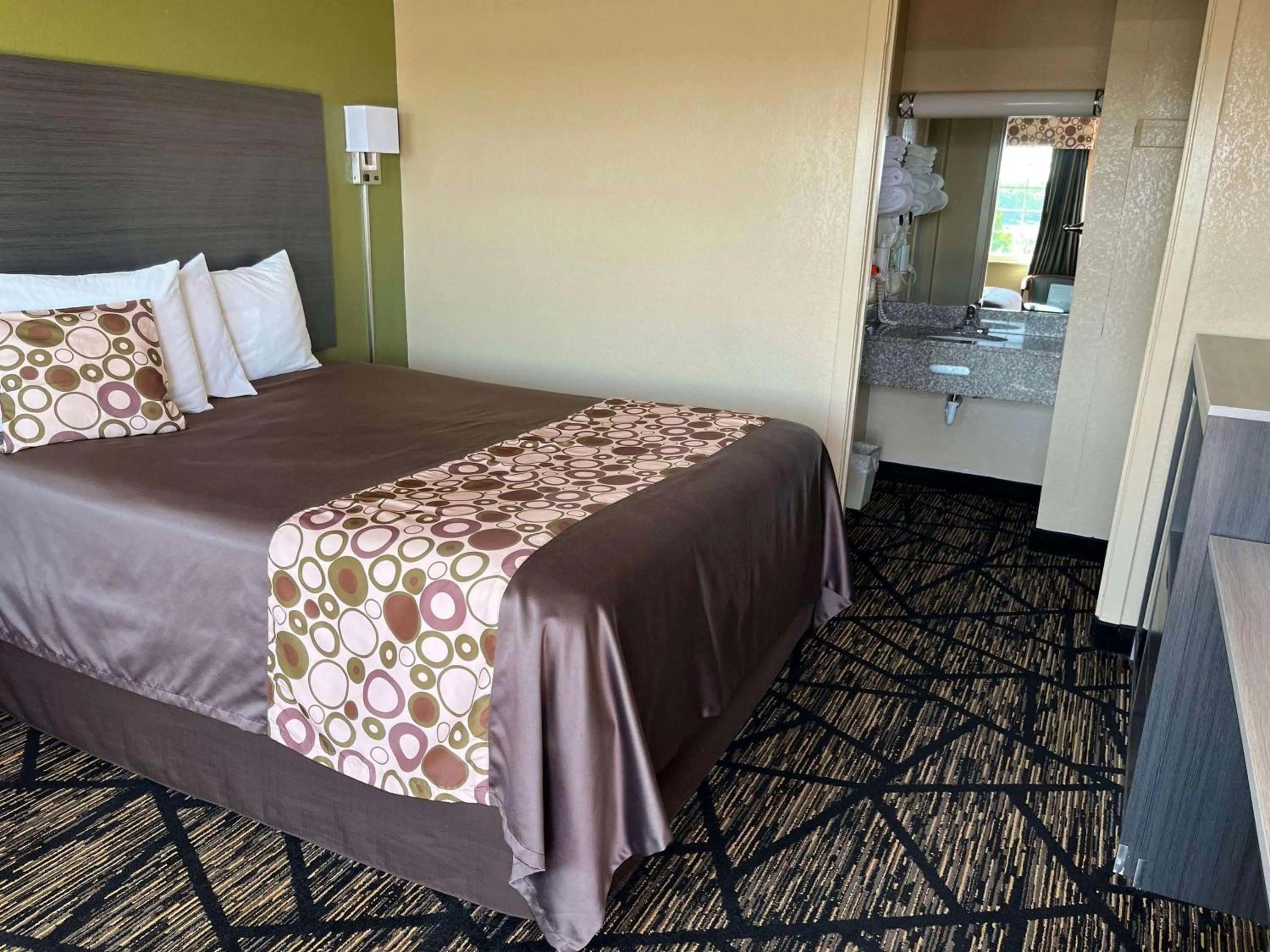 Bed in Travelodge by Wyndham Mansfield