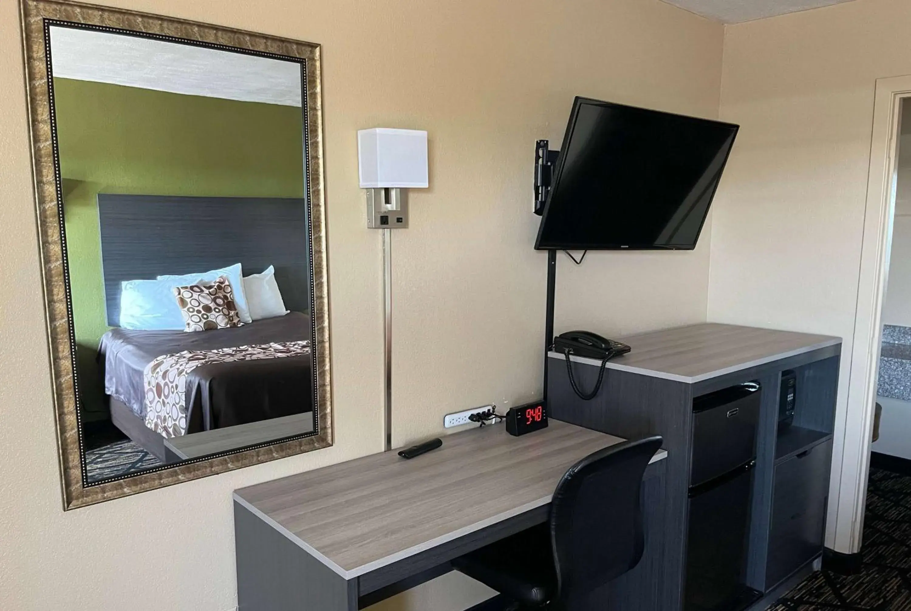 Bed in Travelodge by Wyndham Mansfield Bed in Travelodge by Wyndham Mansfield