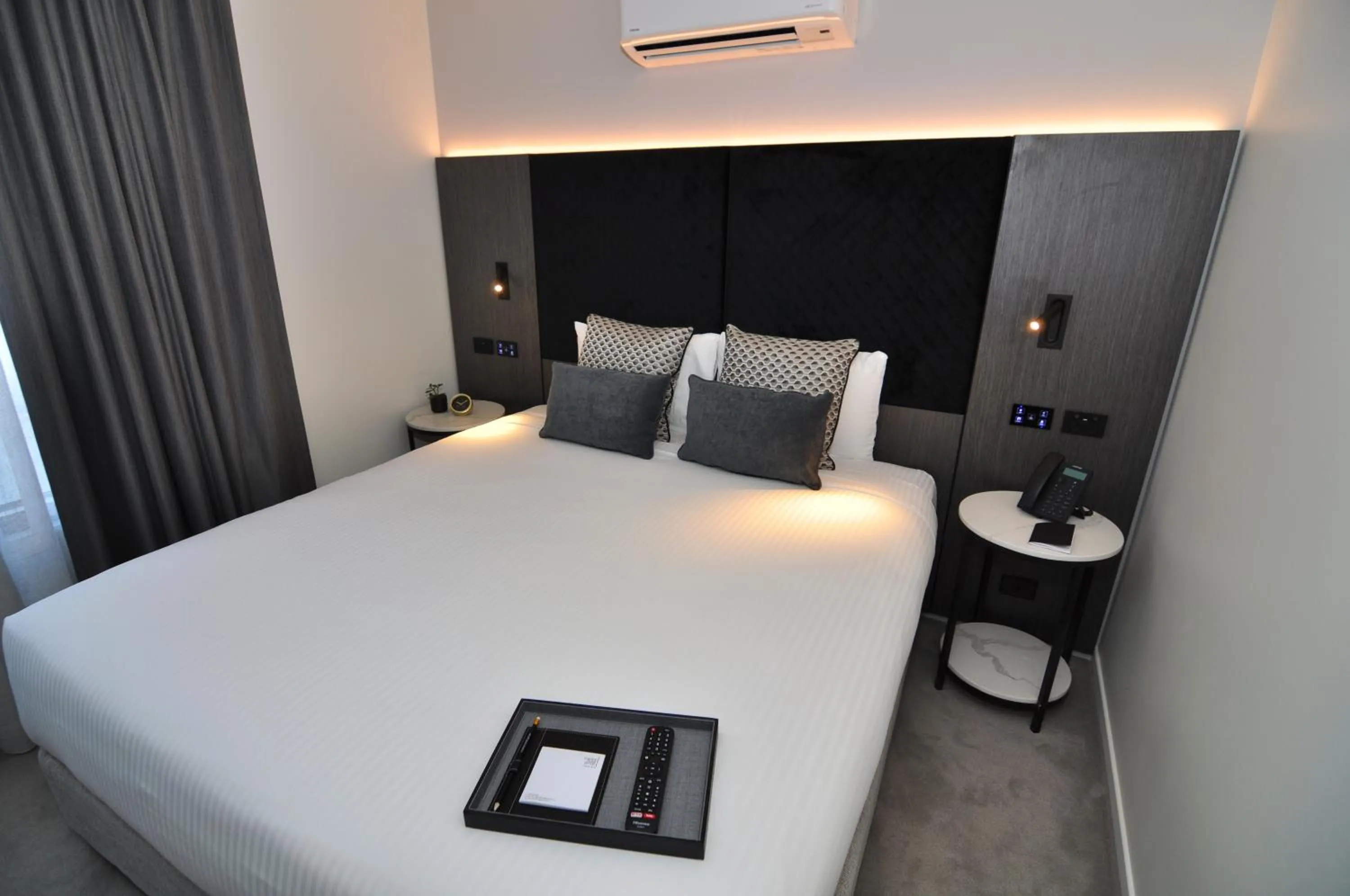 Bedroom, Bed in Deco Hotel Canberra