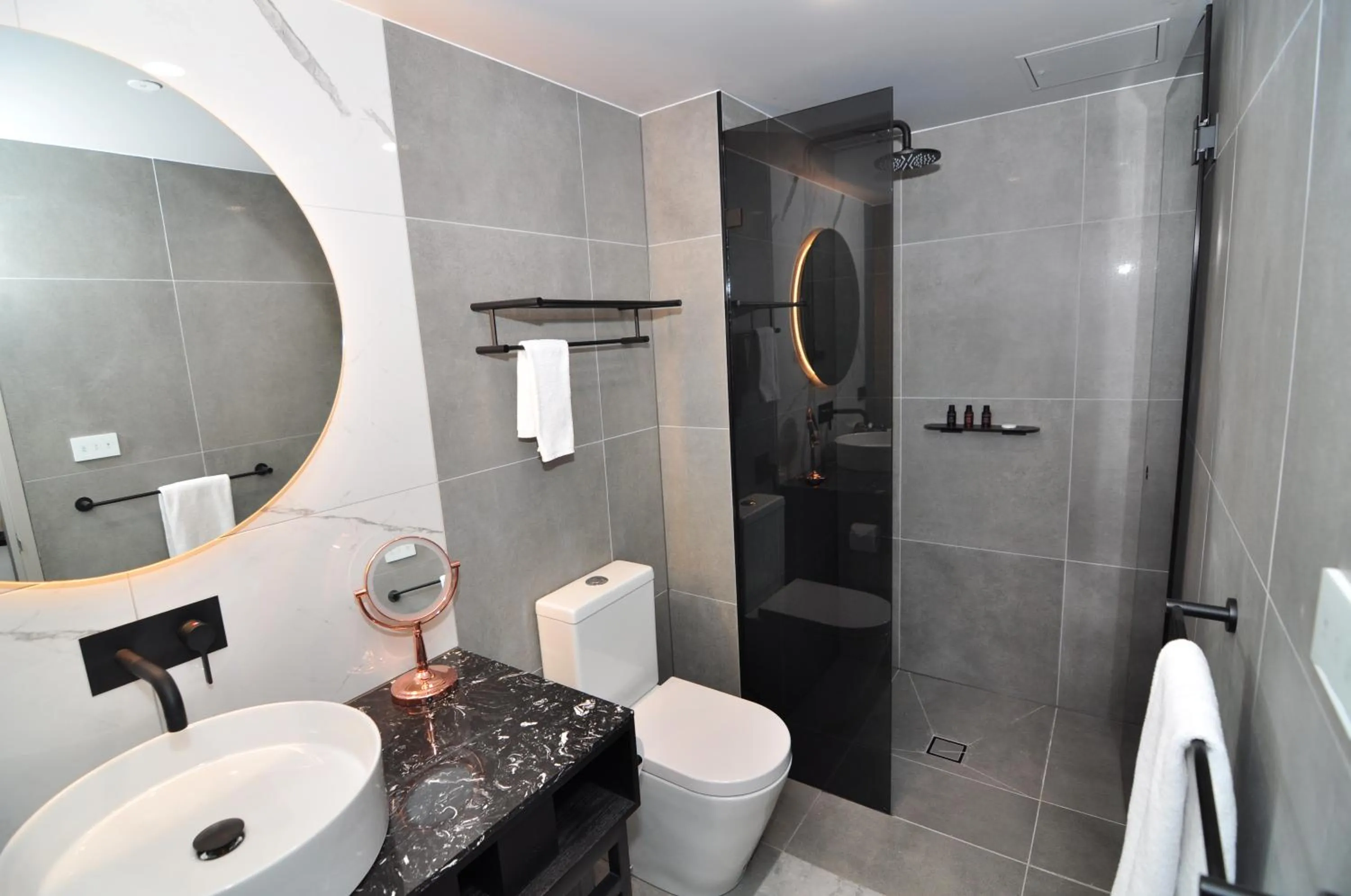 Shower in Deco Hotel Canberra