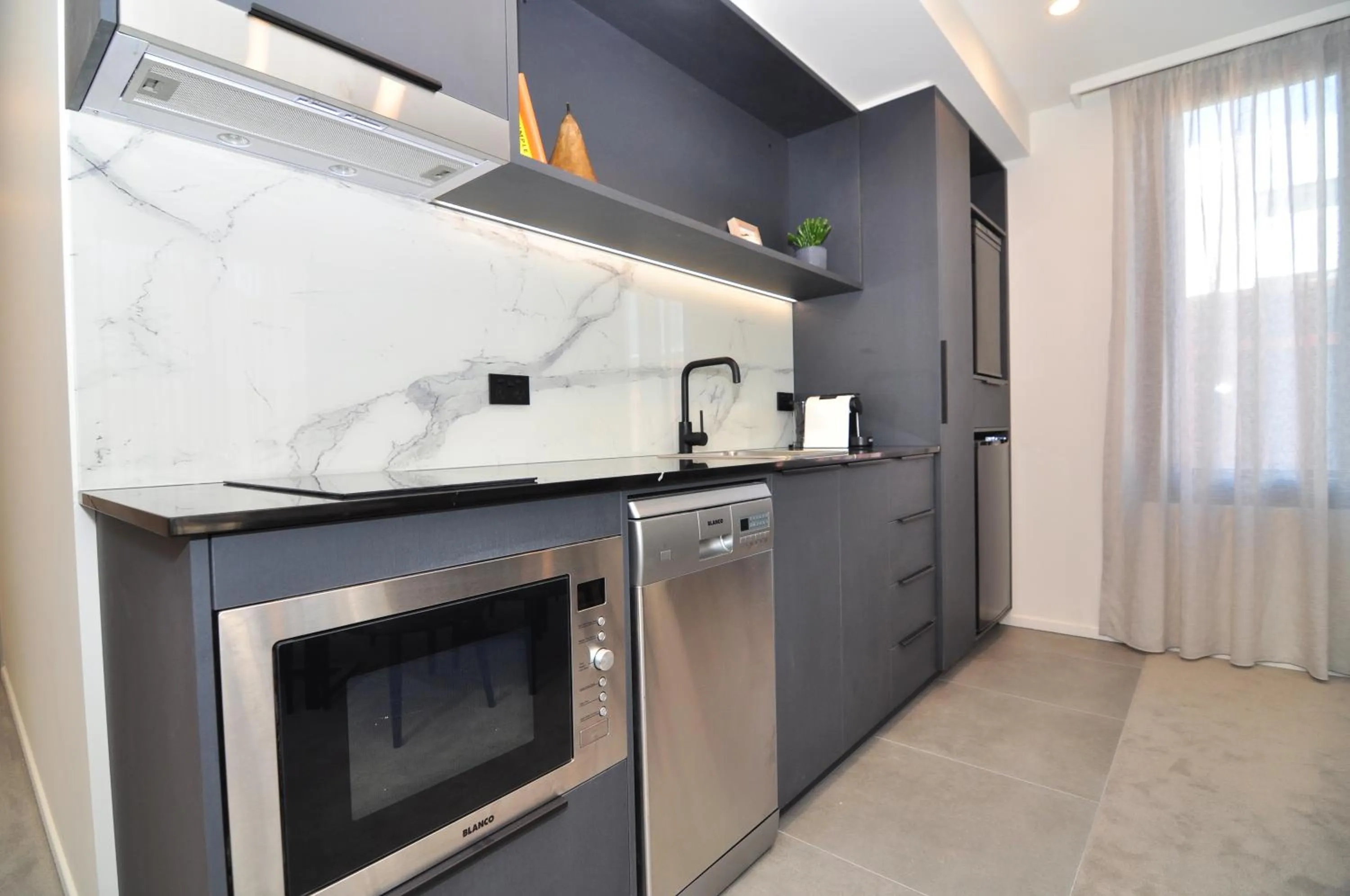 Kitchen or kitchenette in Deco Hotel Canberra