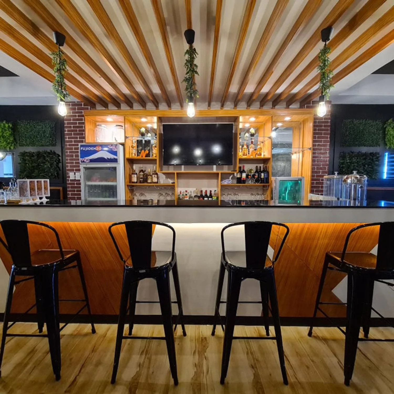 Restaurant/places to eat in North Tourist Inn