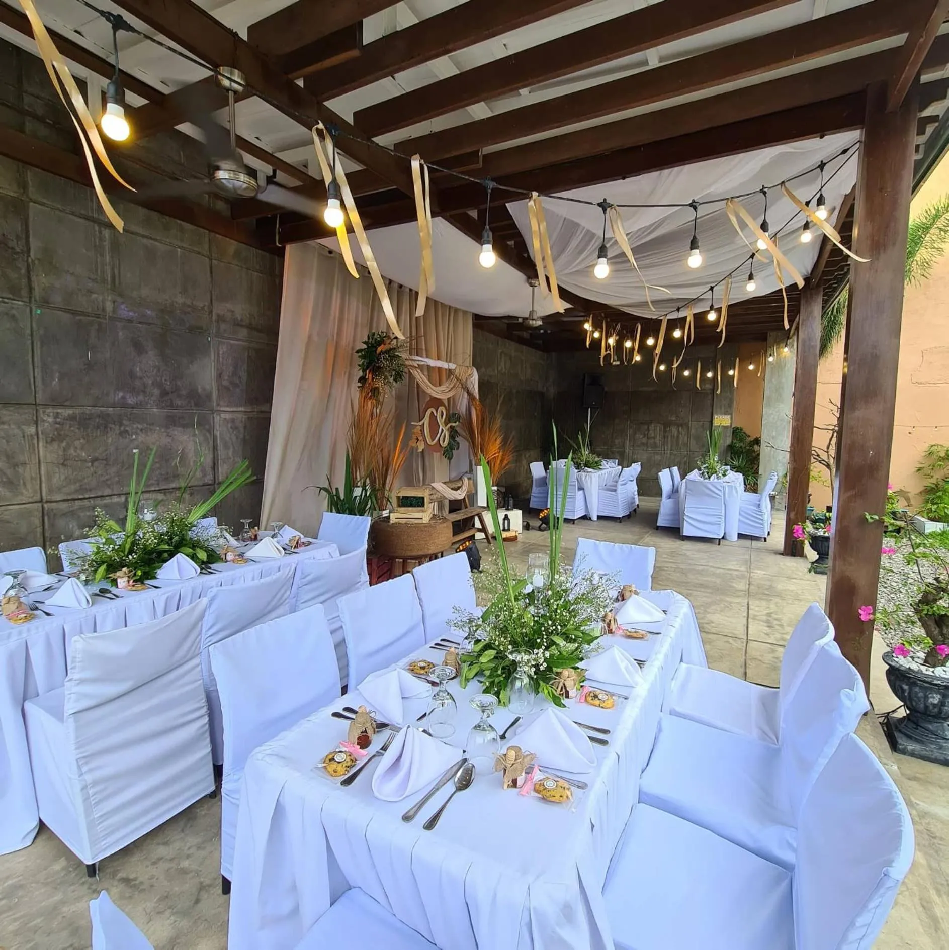 Restaurant/places to eat in North Tourist Inn