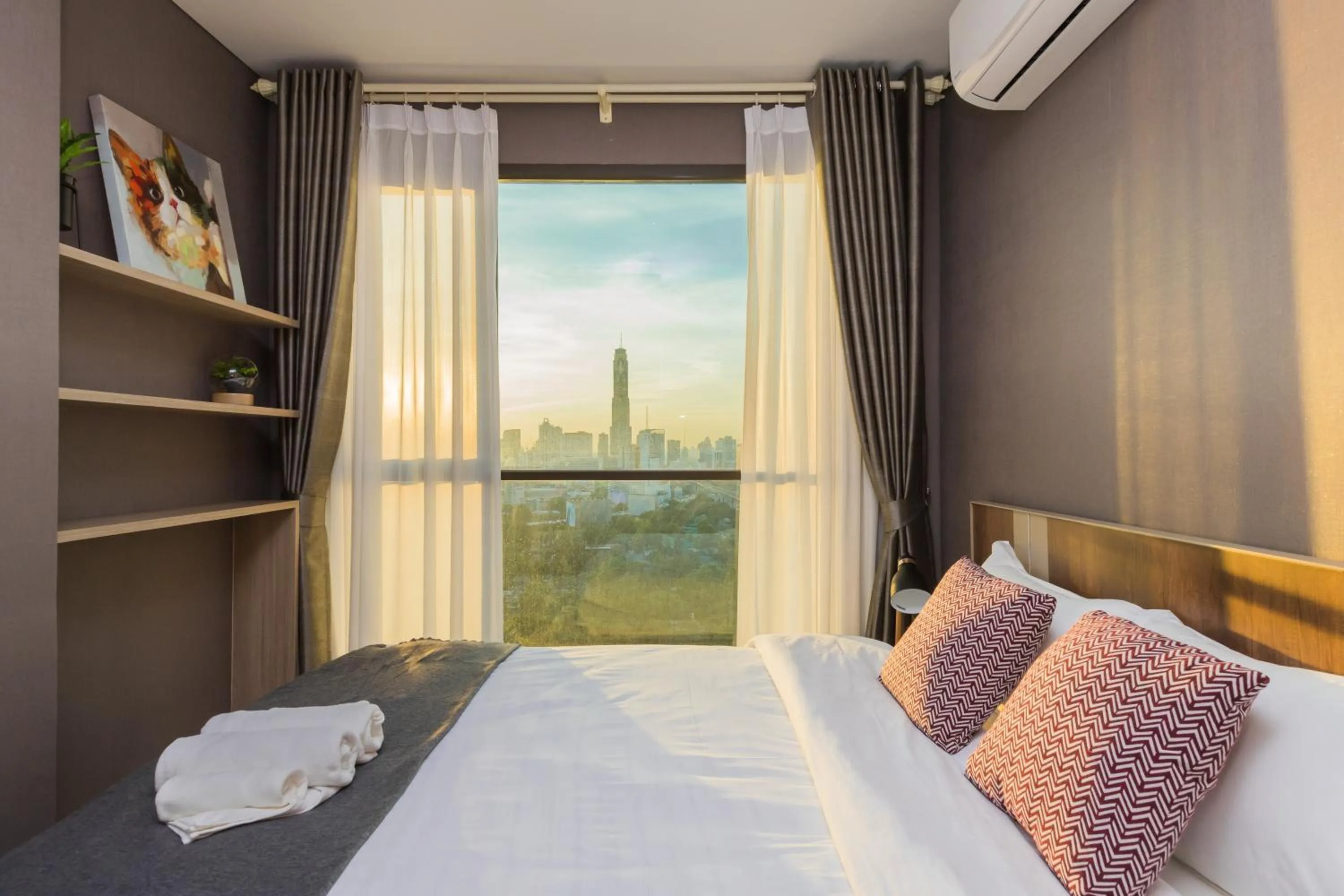 Bed in Lumpini Suite Phetchaburi-Makkasan