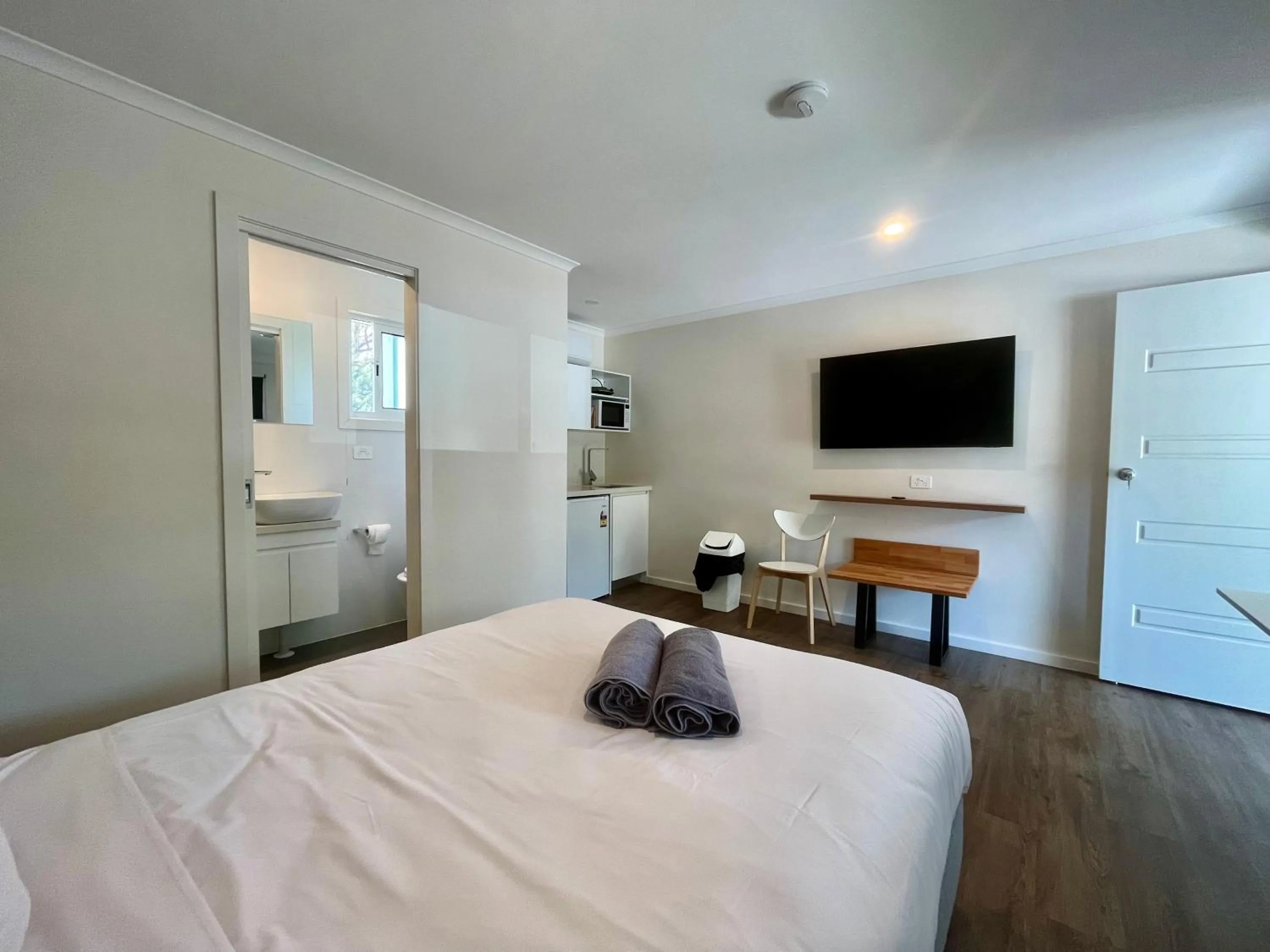 Bedroom, Bed in Young Caravan and Tourist Park