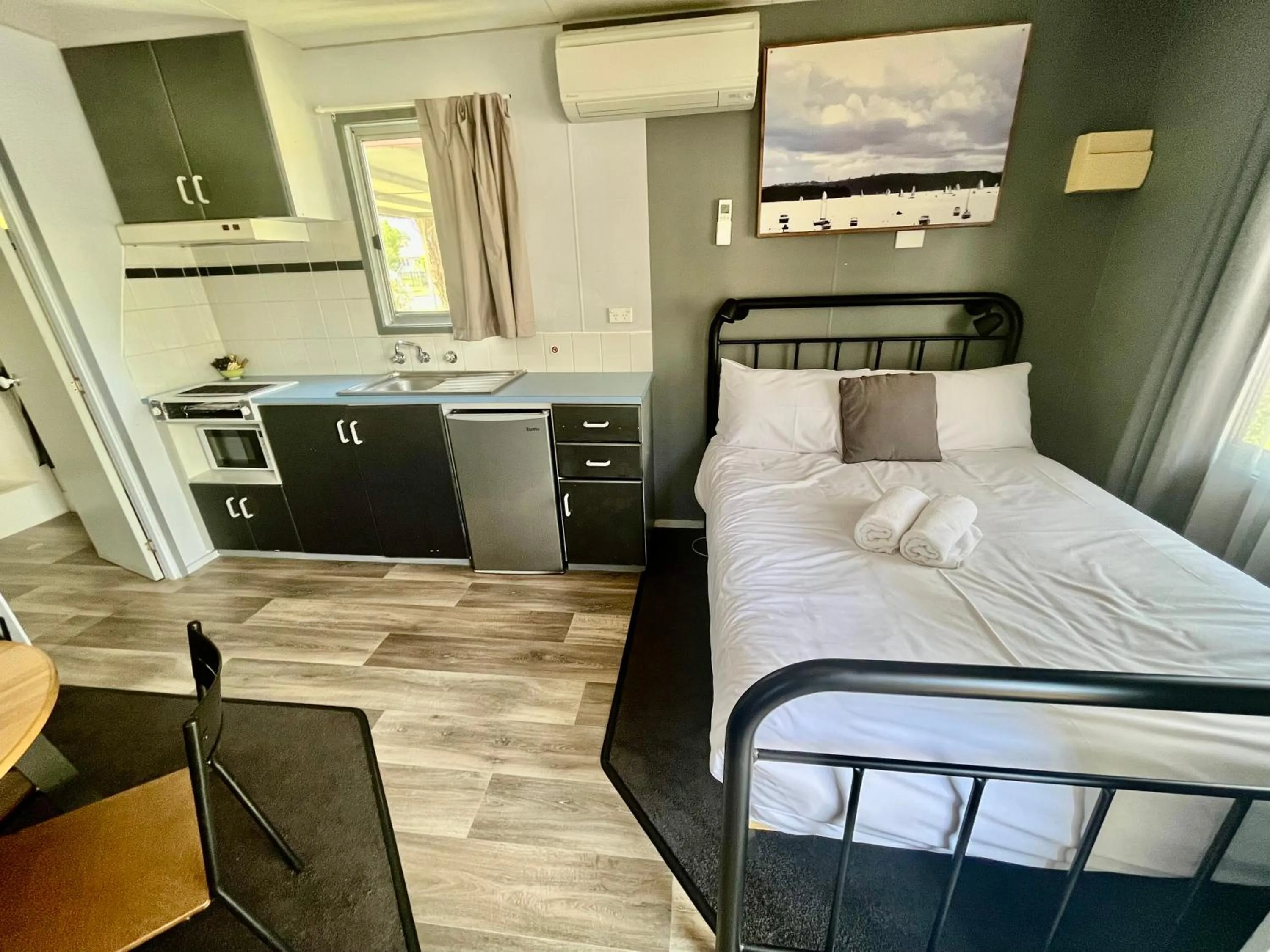 Kitchen or kitchenette, Bed in Young Caravan and Tourist Park