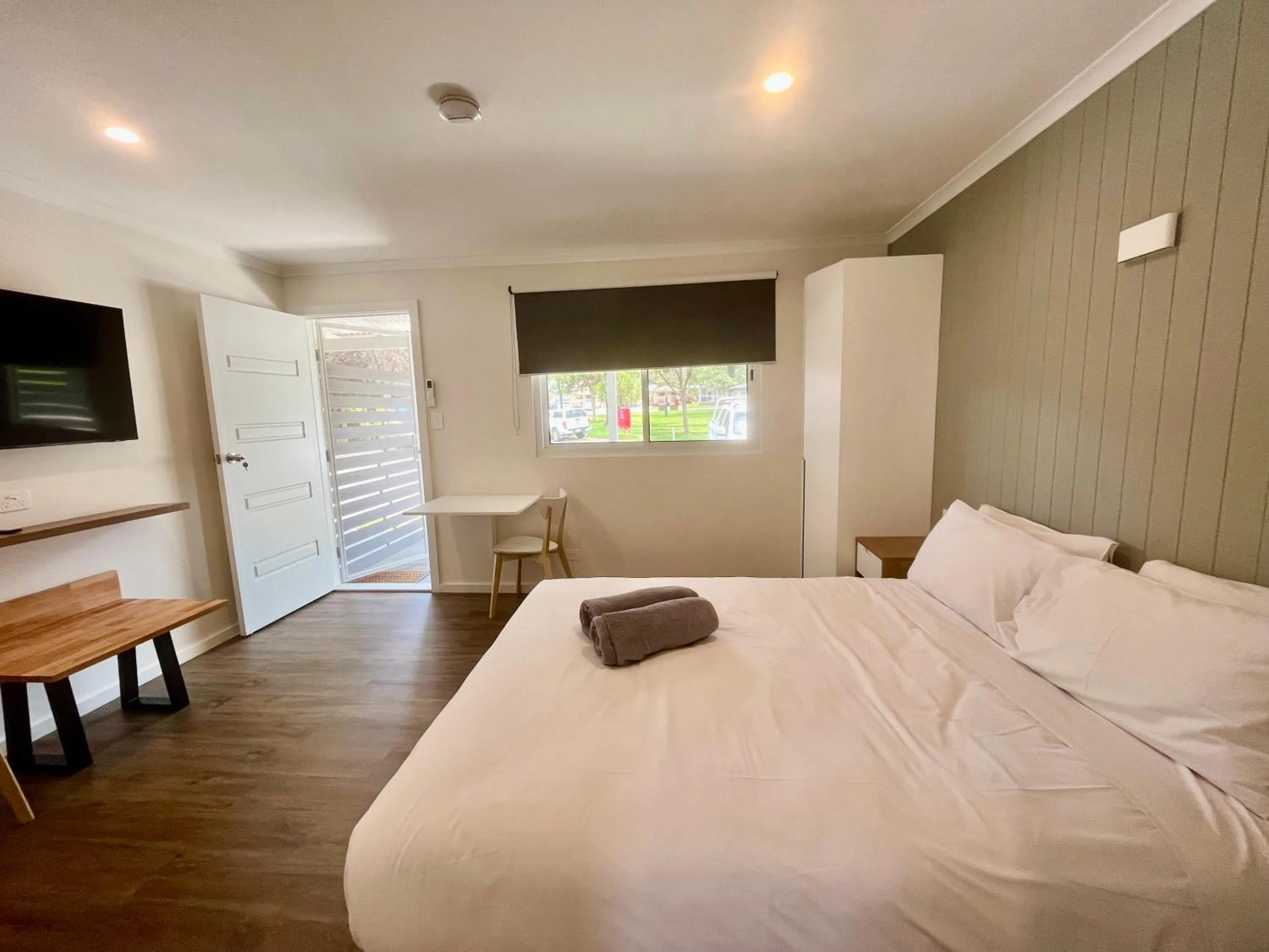 TV and multimedia, Bed in Young Caravan and Tourist Park