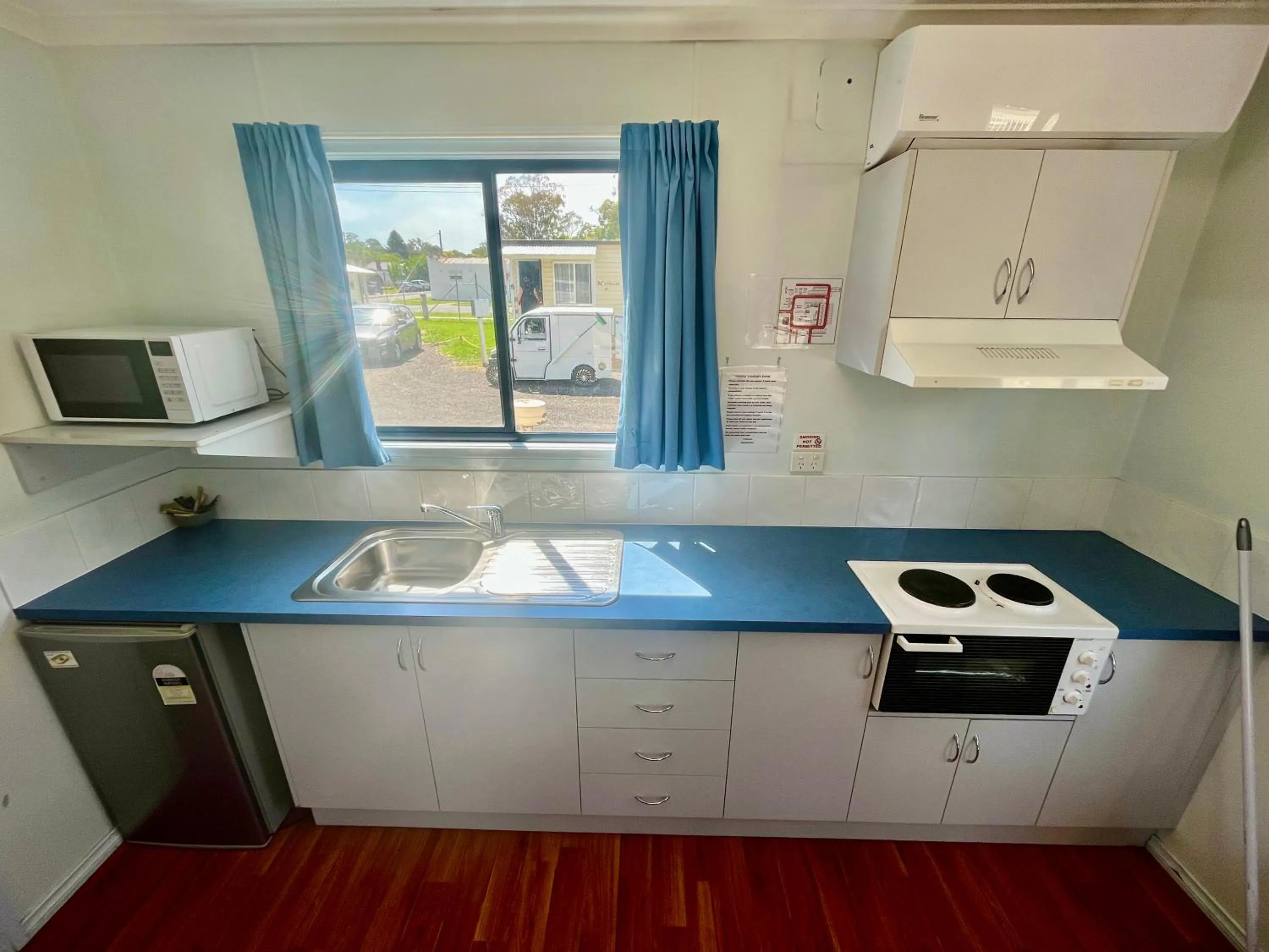 Kitchen or kitchenette in Young Caravan and Tourist Park