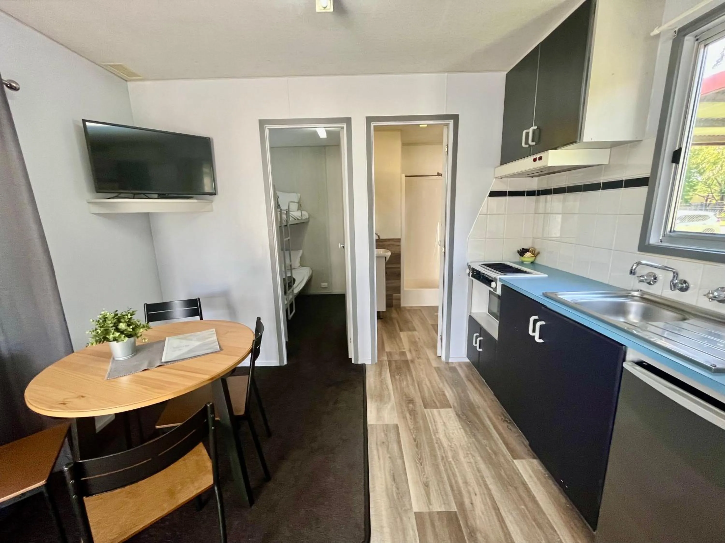 Kitchen or kitchenette in Young Caravan and Tourist Park
