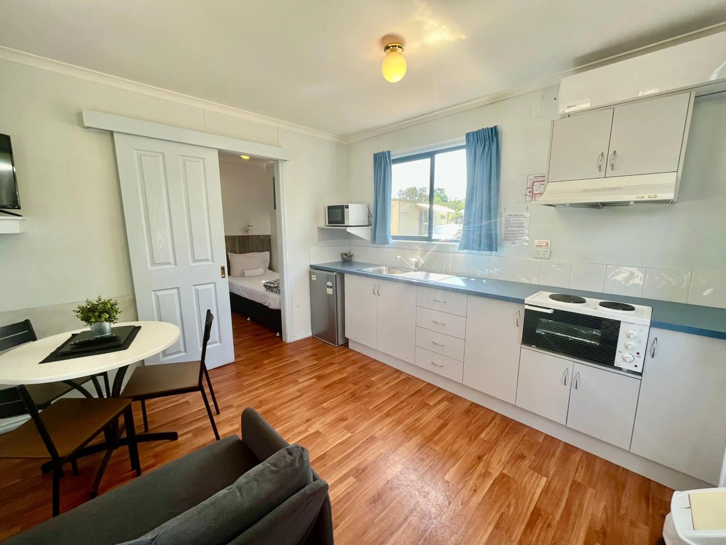 Kitchen or kitchenette in Young Caravan and Tourist Park