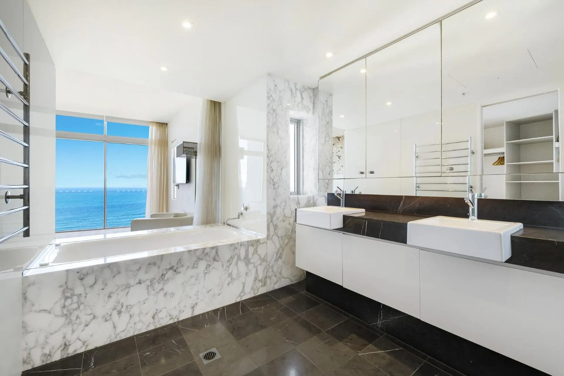 Artique Surfers Paradise - Official