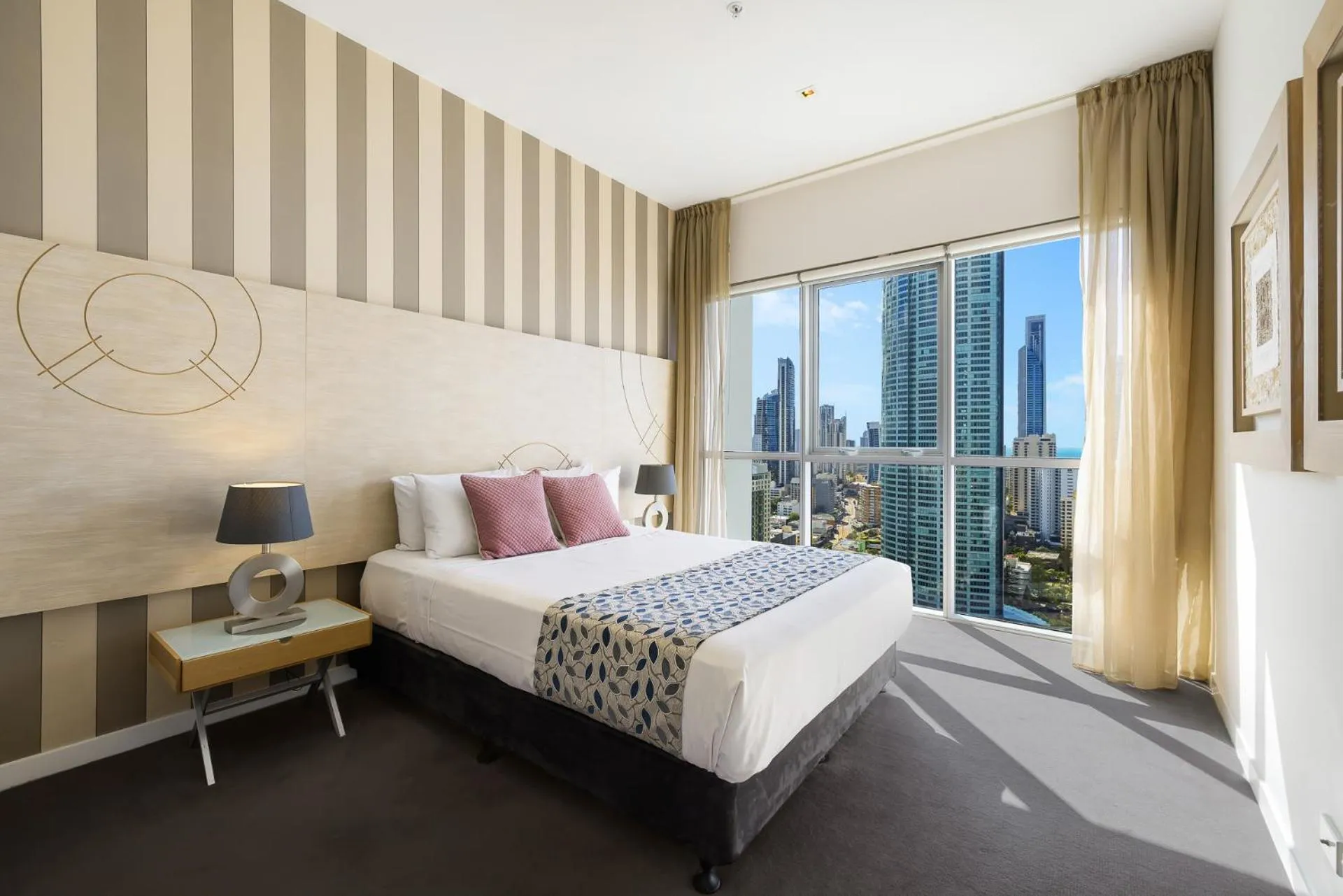 Bed in Artique Surfers Paradise - Official