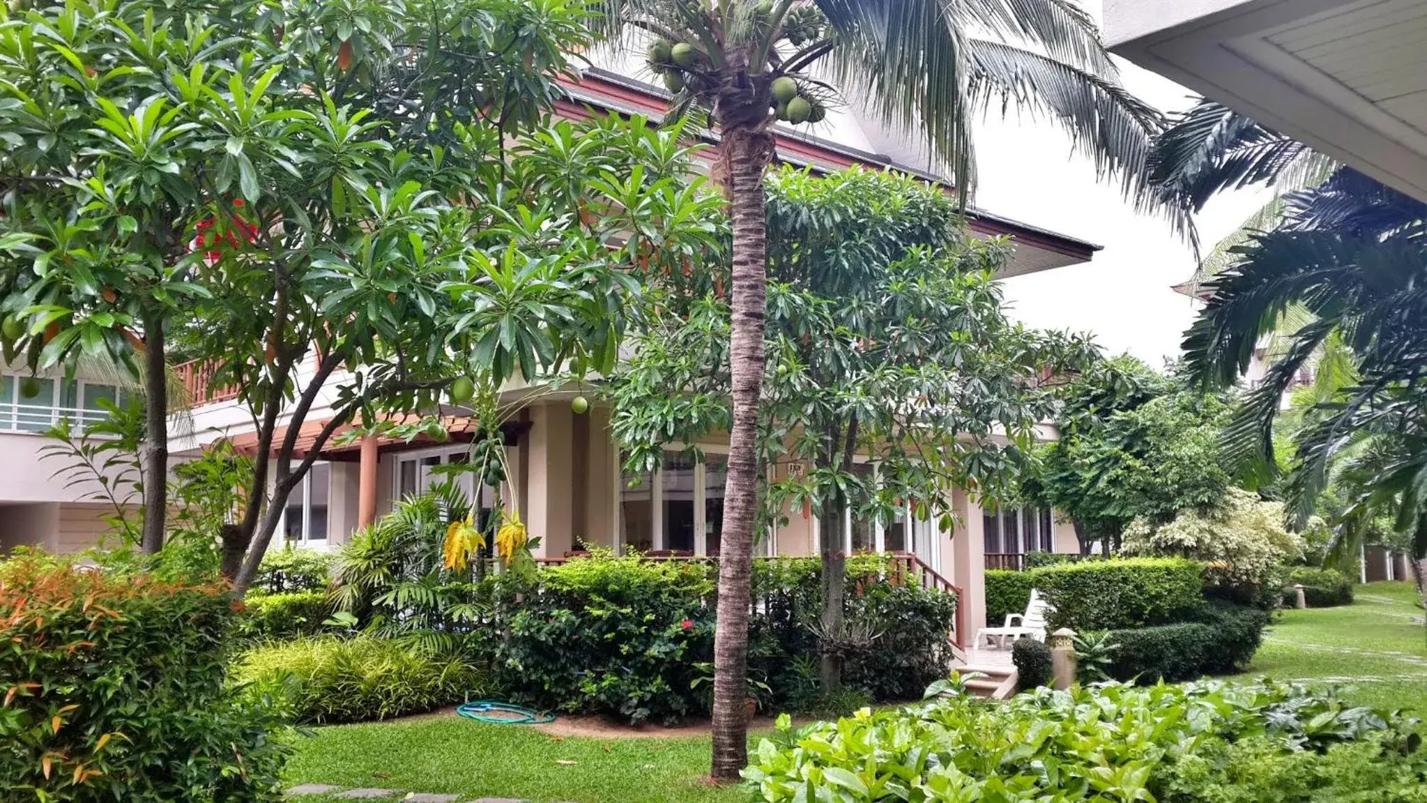 Garden in Baan Talay Samran 4 Bedrooms Villa with Beach and 3 pools Garden in Baan Talay Samran 4 Bedrooms Villa with Beach and 3 pools