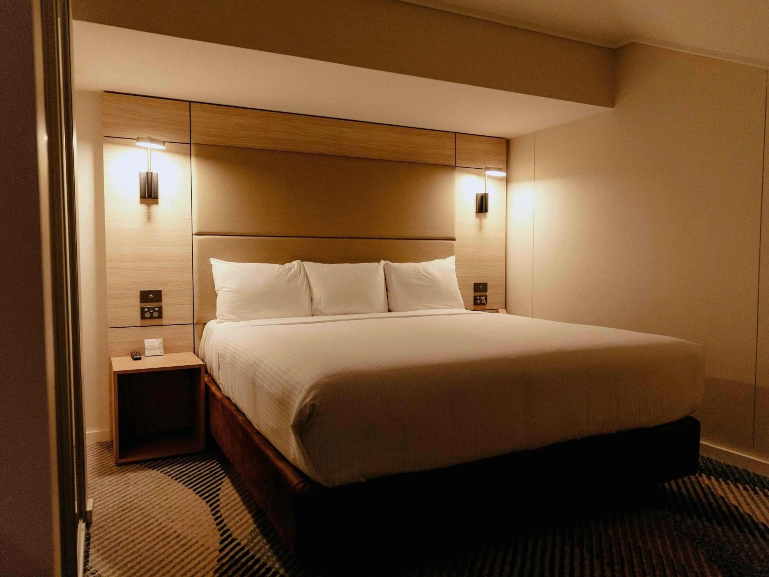 Bedroom, Bed in Novotel Sydney Parramatta