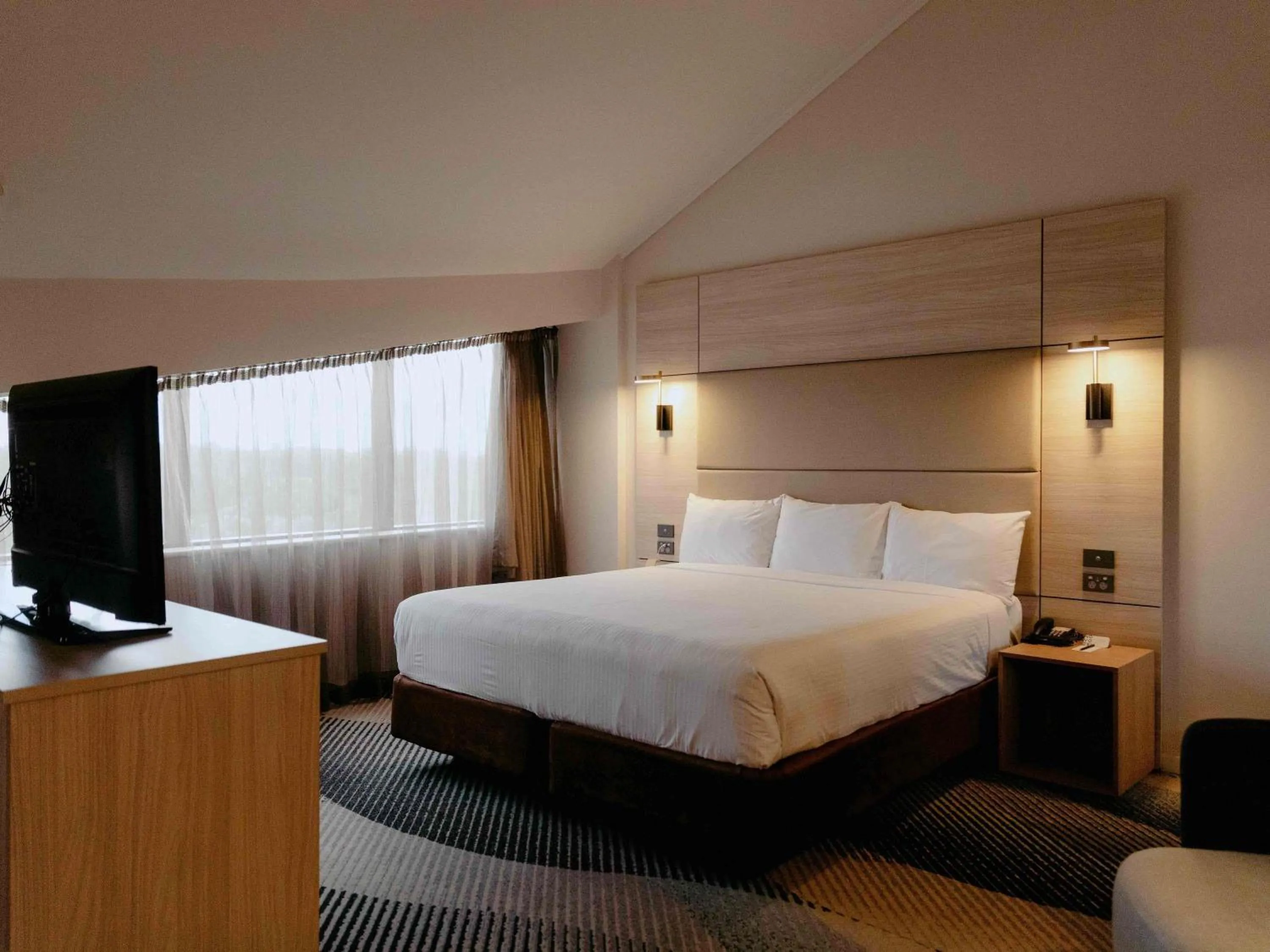 Bedroom, Bed in Novotel Sydney Parramatta