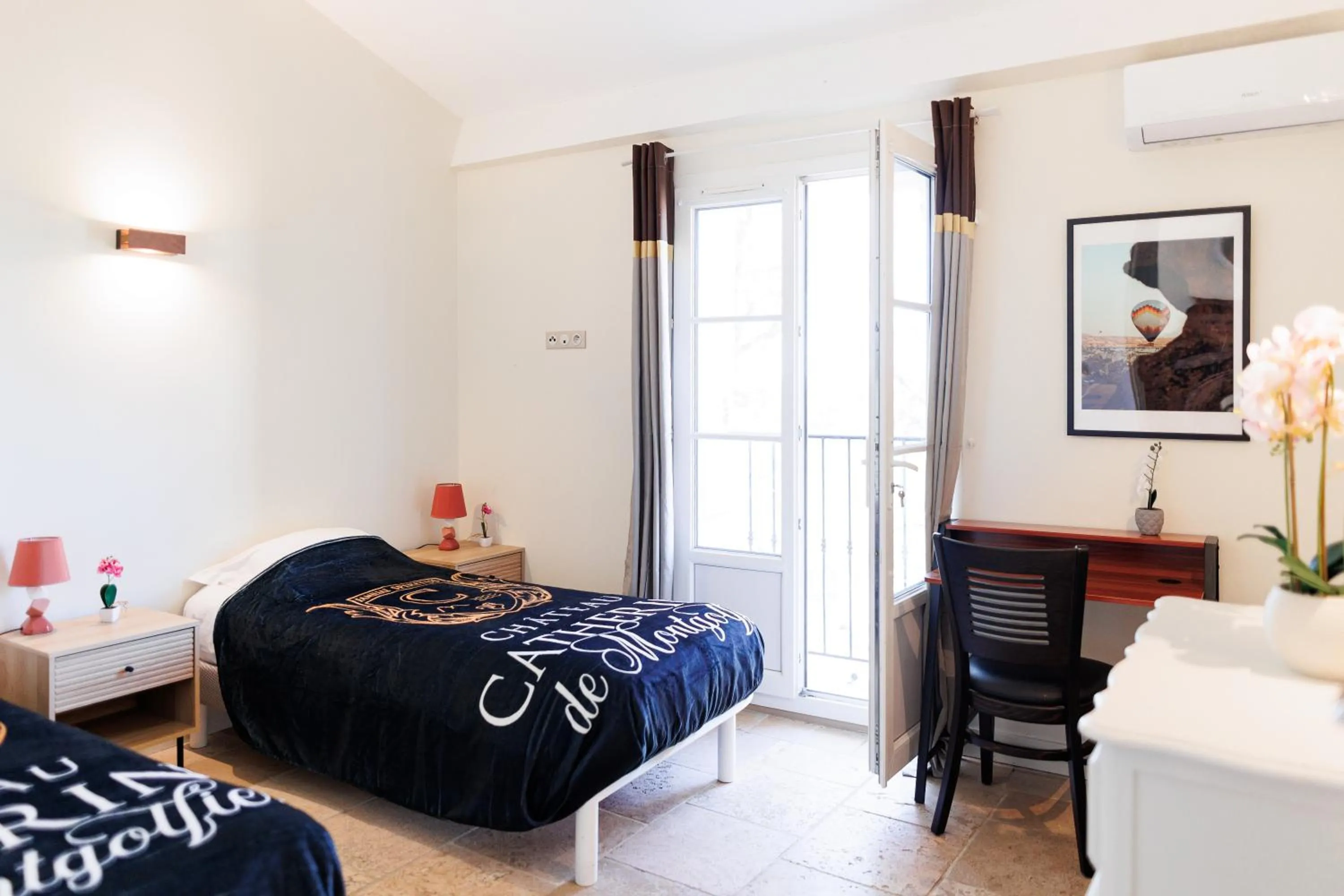Bed in Château Catherine de Montgolfier - B&B et Gites - Piscine - Domaine viticole bio avec dégustation