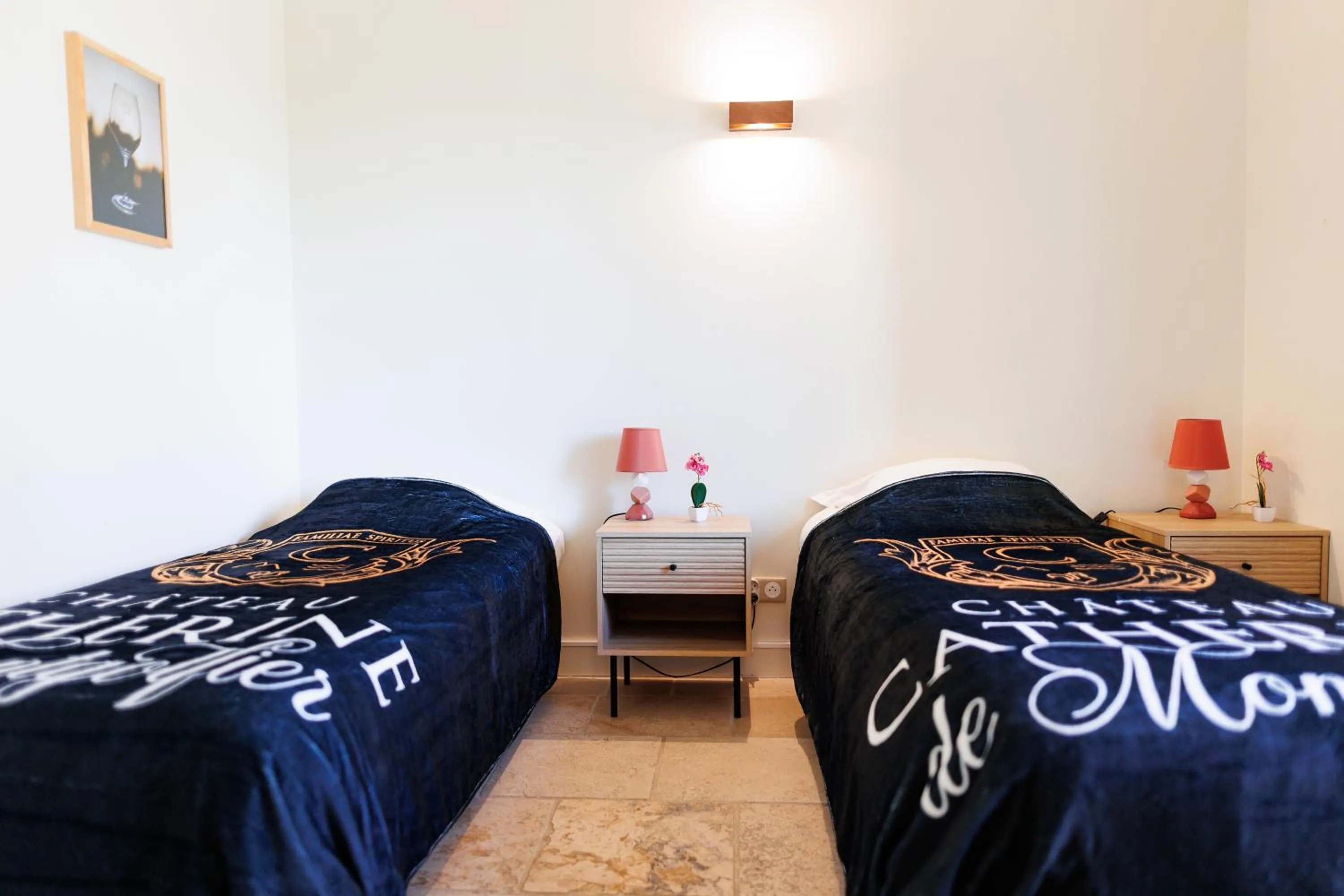 Bed in Château Catherine de Montgolfier - B&B et Gites - Piscine - Domaine viticole bio avec dégustation