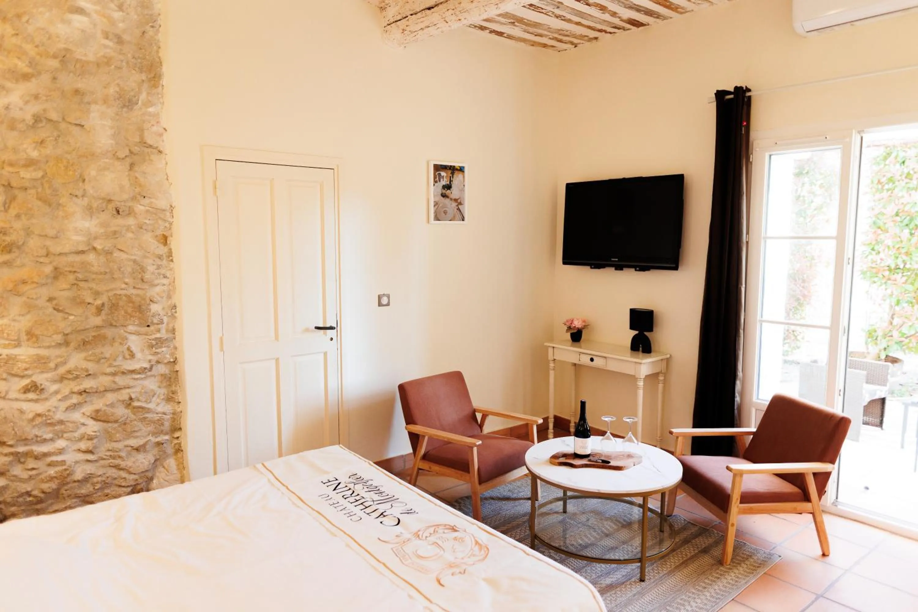 Bed in Château Catherine de Montgolfier - B&B et Gites - Piscine - Domaine viticole bio avec dégustation