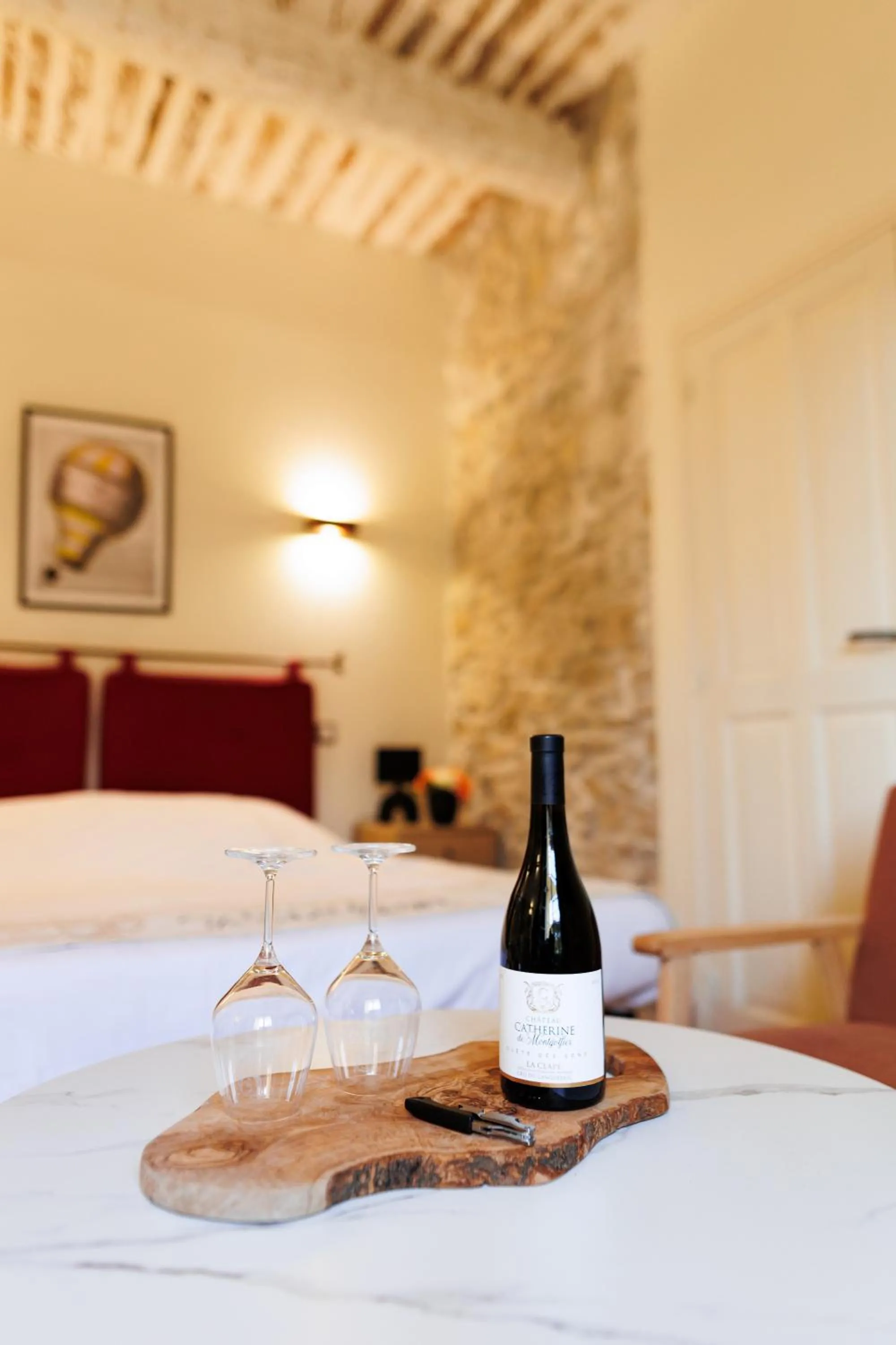Bed in Château Catherine de Montgolfier - B&B et Gites - Piscine - Domaine viticole bio avec dégustation