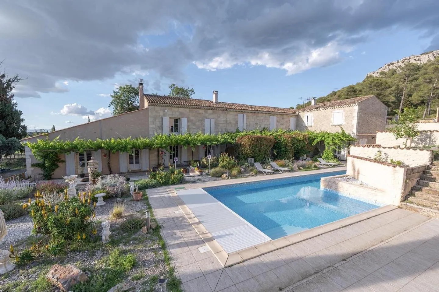Property building in Château Catherine de Montgolfier - B&B et Gites - Piscine - Domaine viticole bio avec dégustation