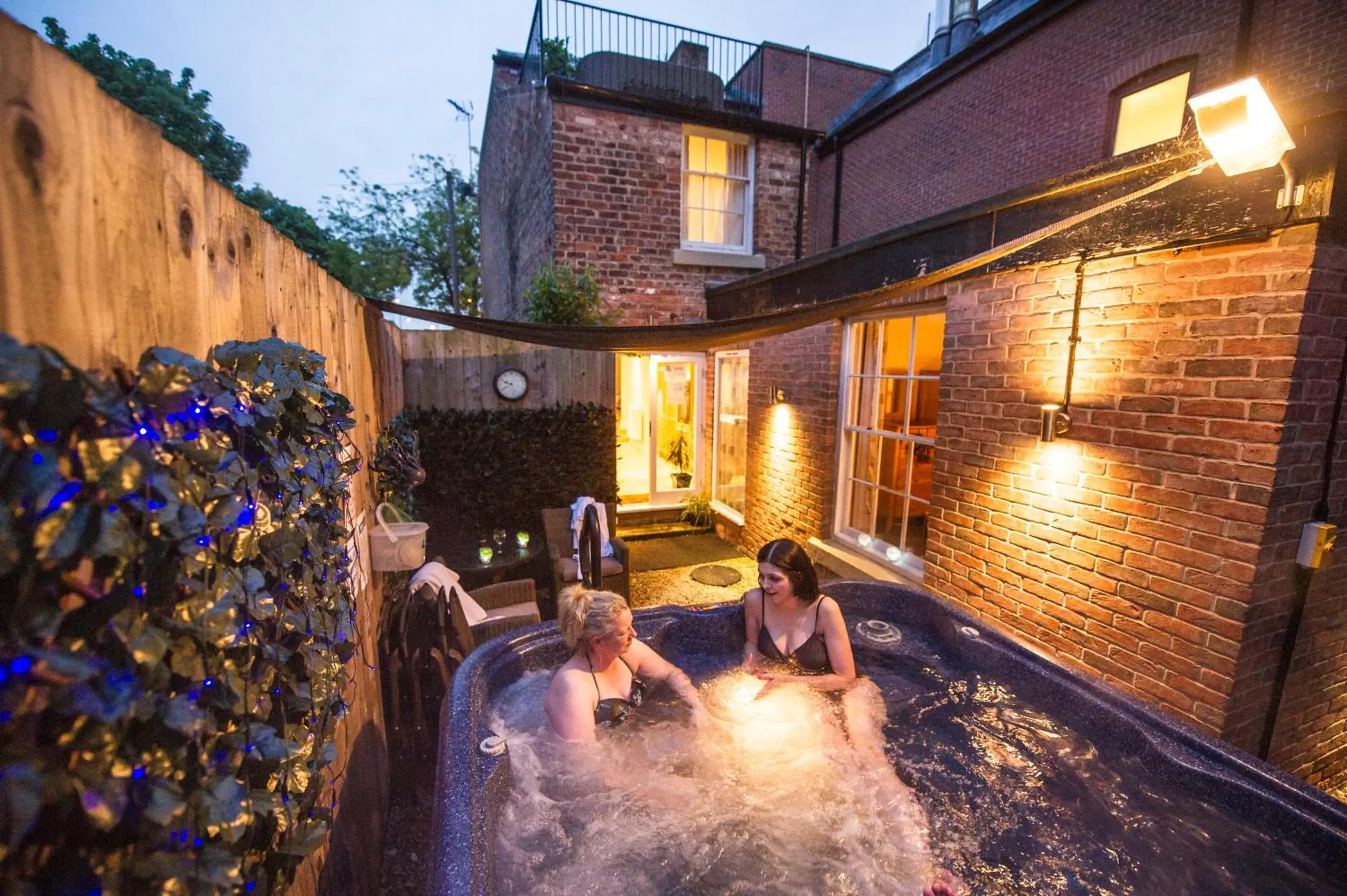 Hot Tub, Swimming Pool in Chester Apartments