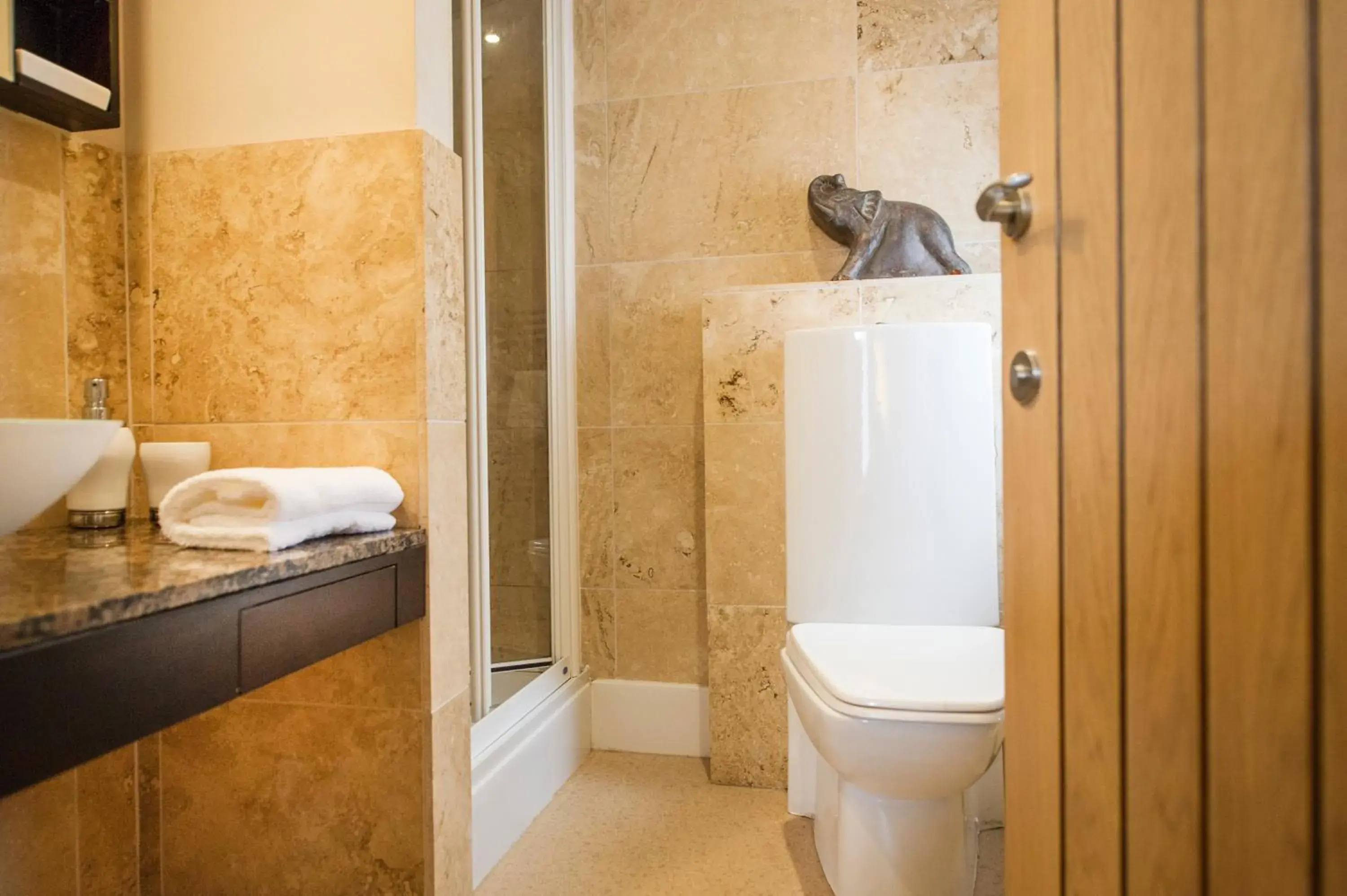 Bathroom in Chester Apartments