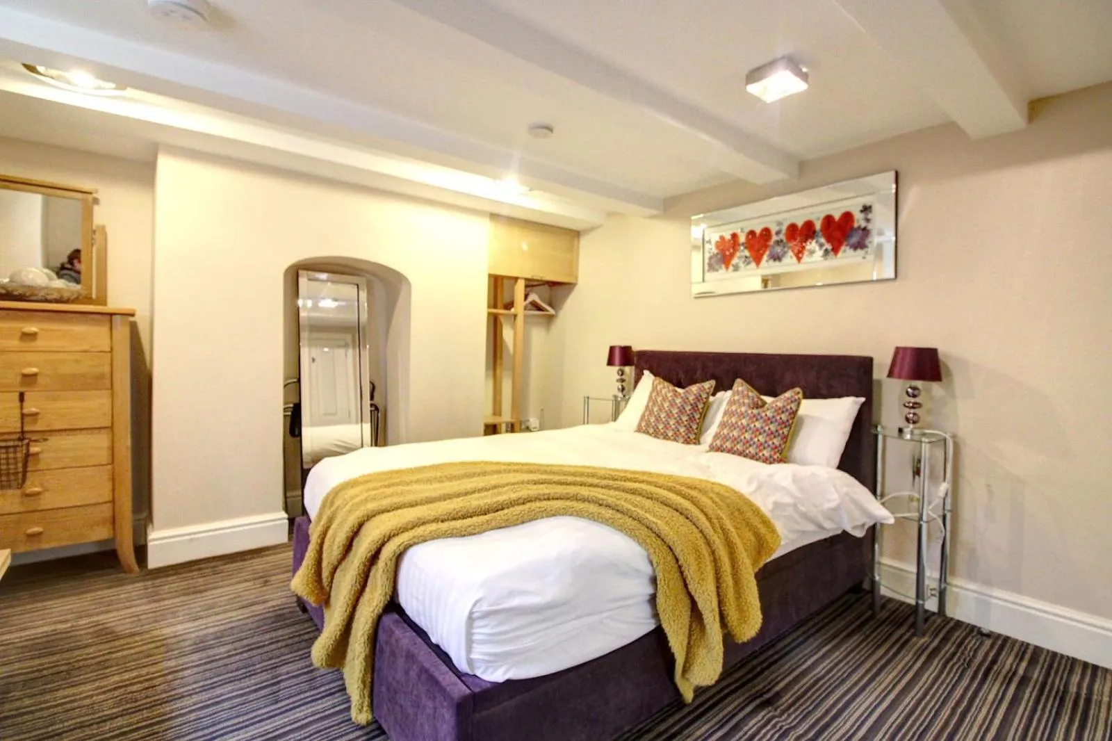 Bedroom, Bed in Chester Apartments