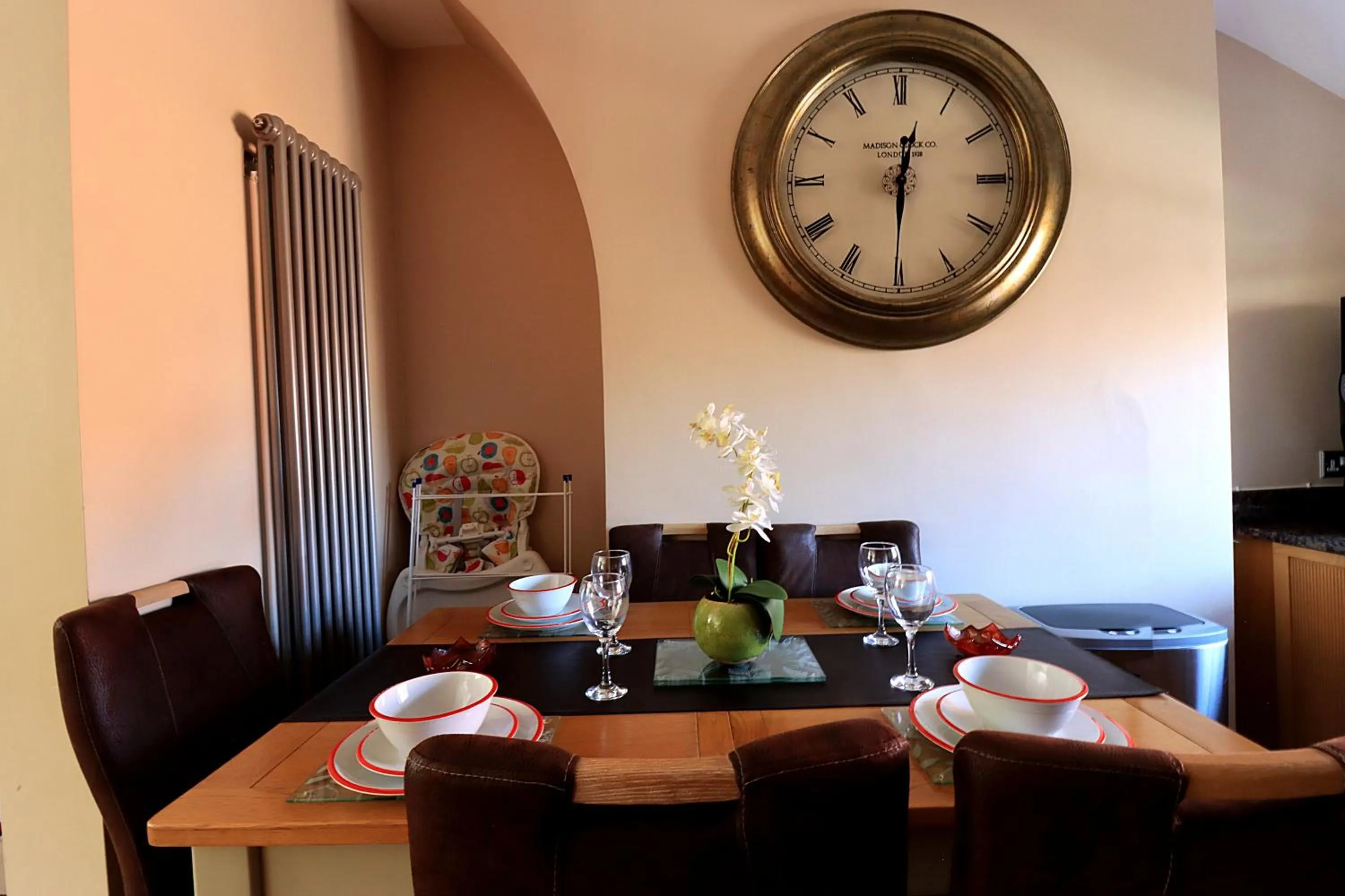 Dining area in Chester Apartments