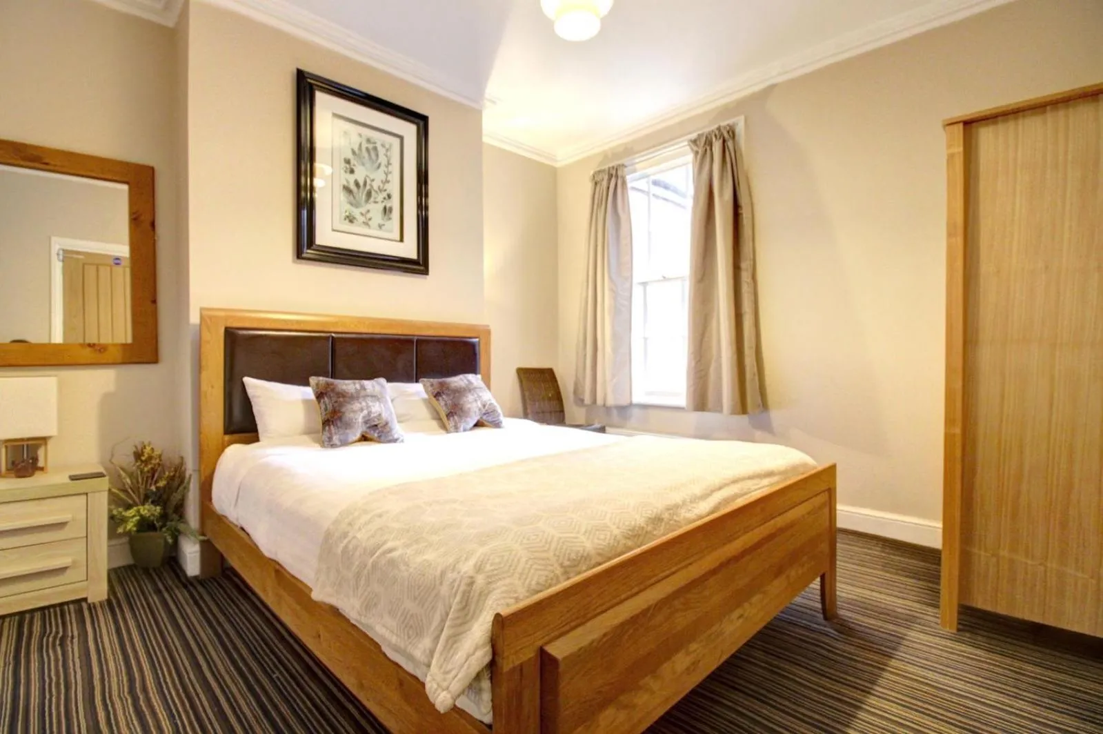 Bedroom, Bed in Chester Apartments