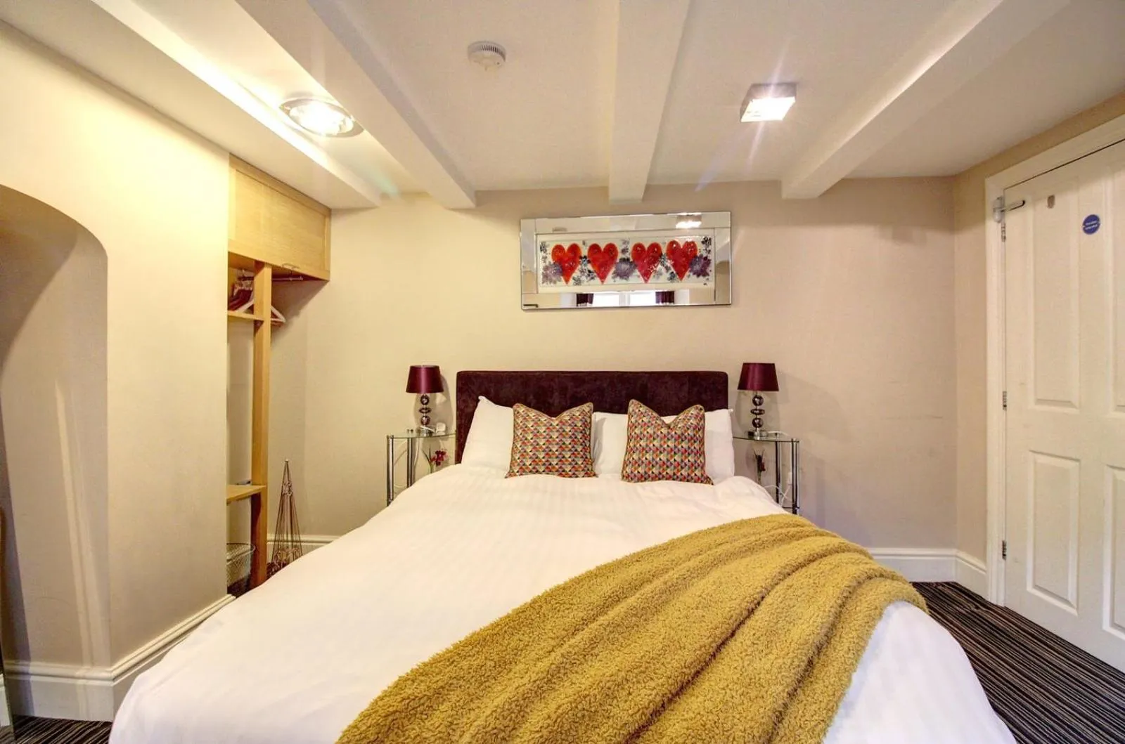 Bedroom, Bed in Chester Apartments