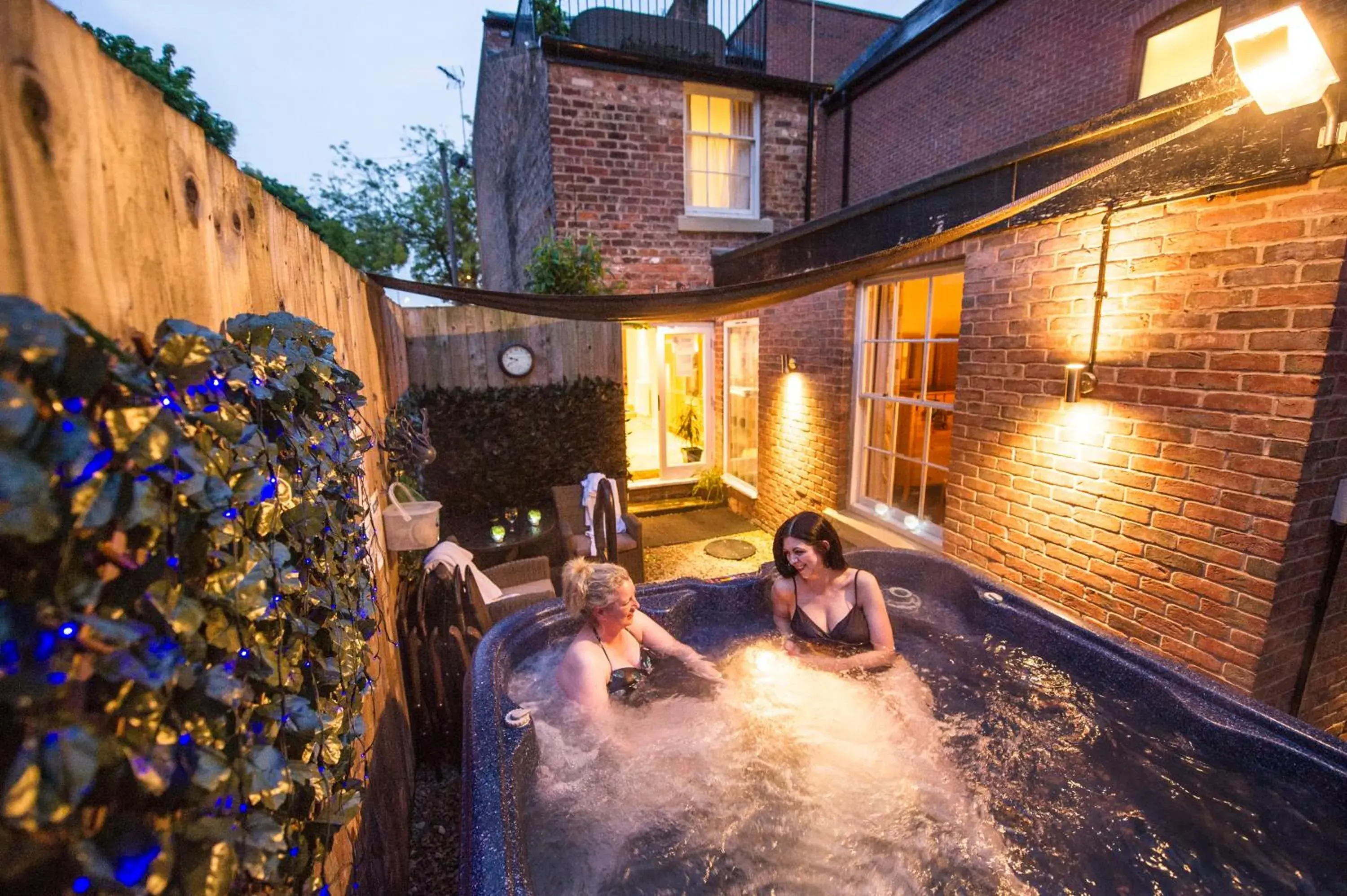 Hot Tub, Swimming Pool in Chester Apartments