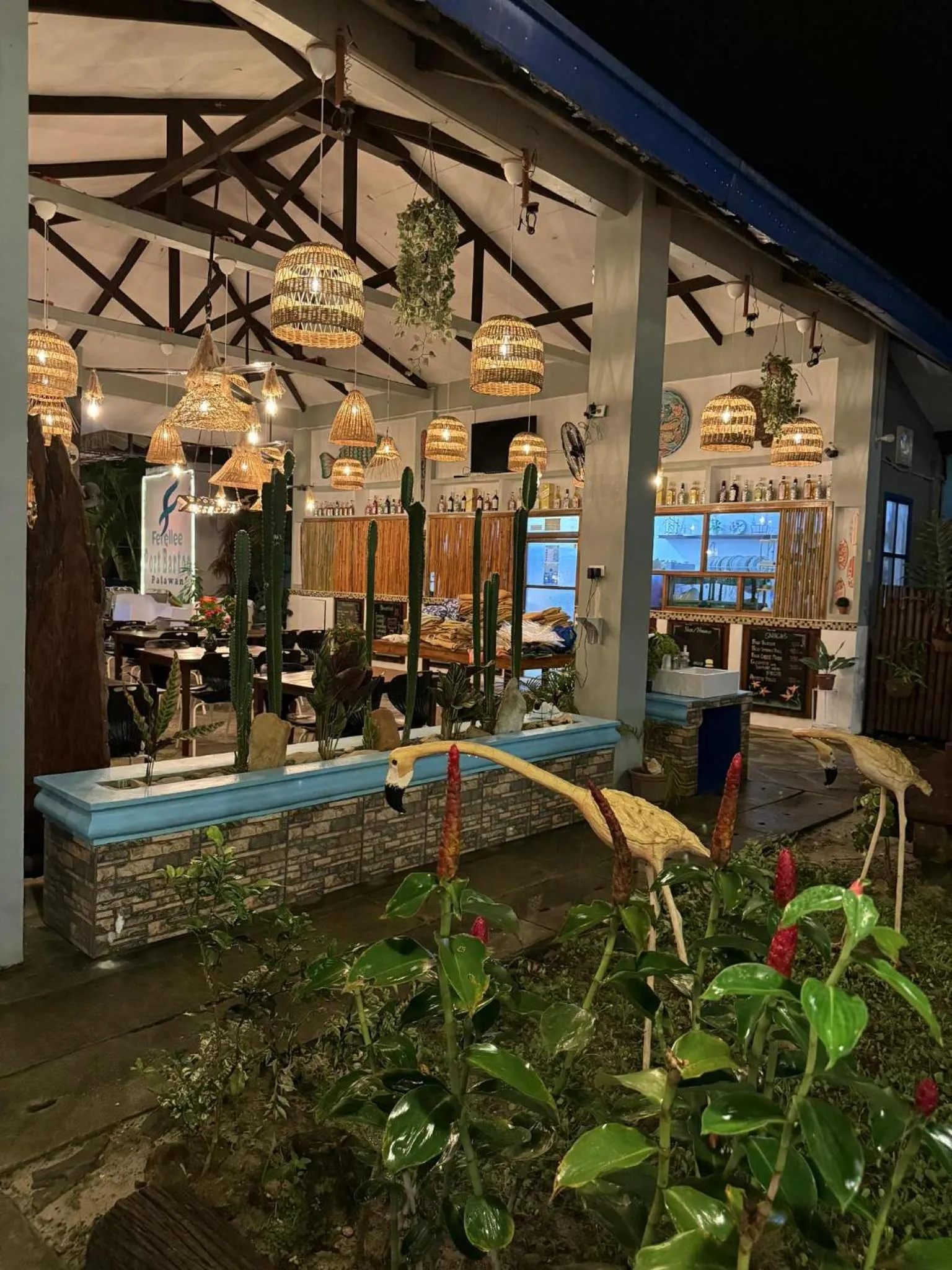 Restaurant/places to eat in Ferellee Beach Front Inn