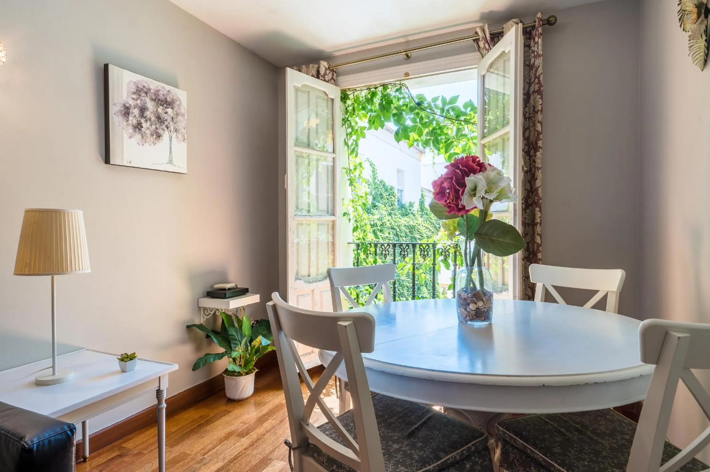 Dining area in Vidrio 36