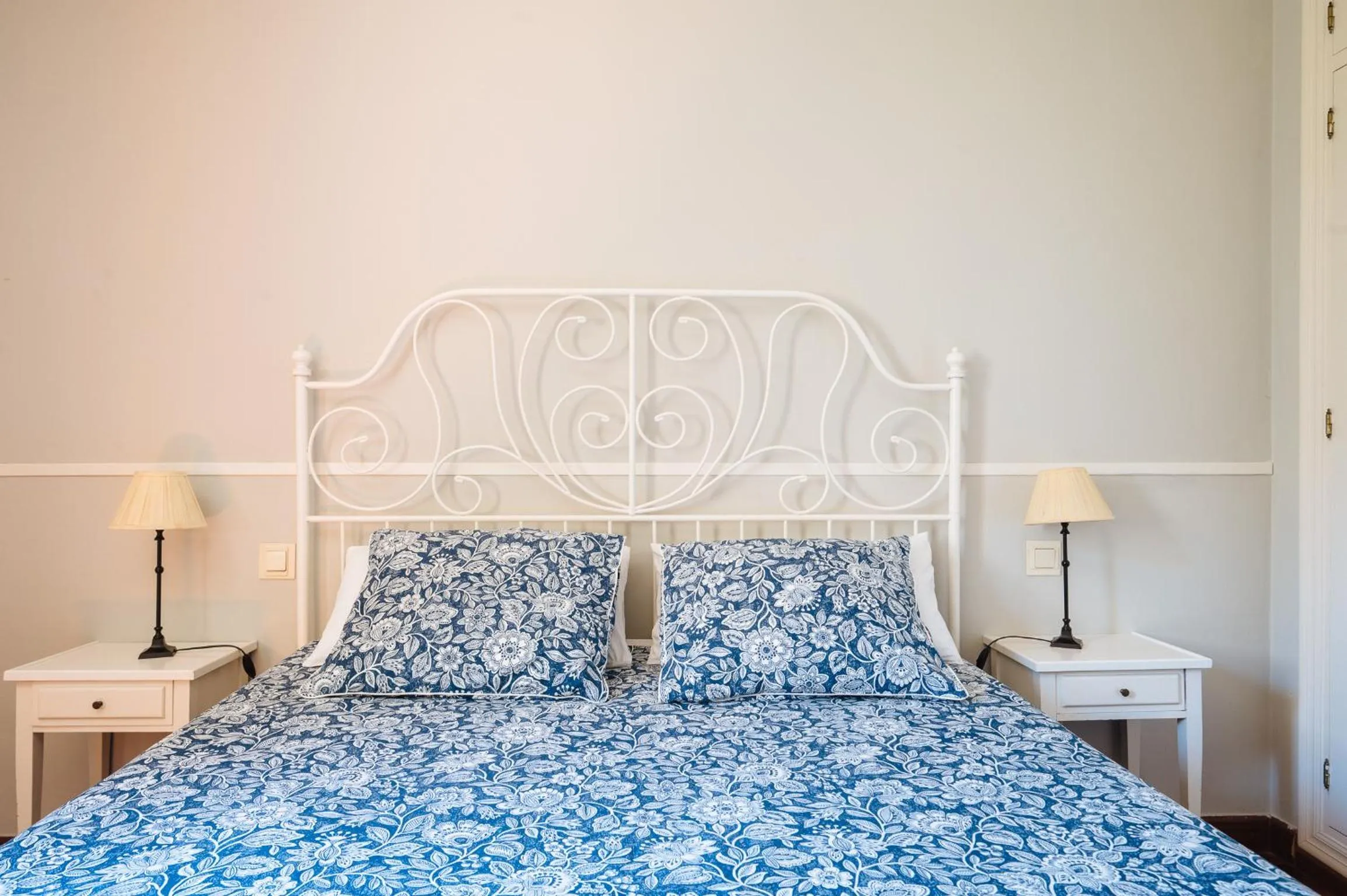 Bedroom, Bed in Vidrio 36