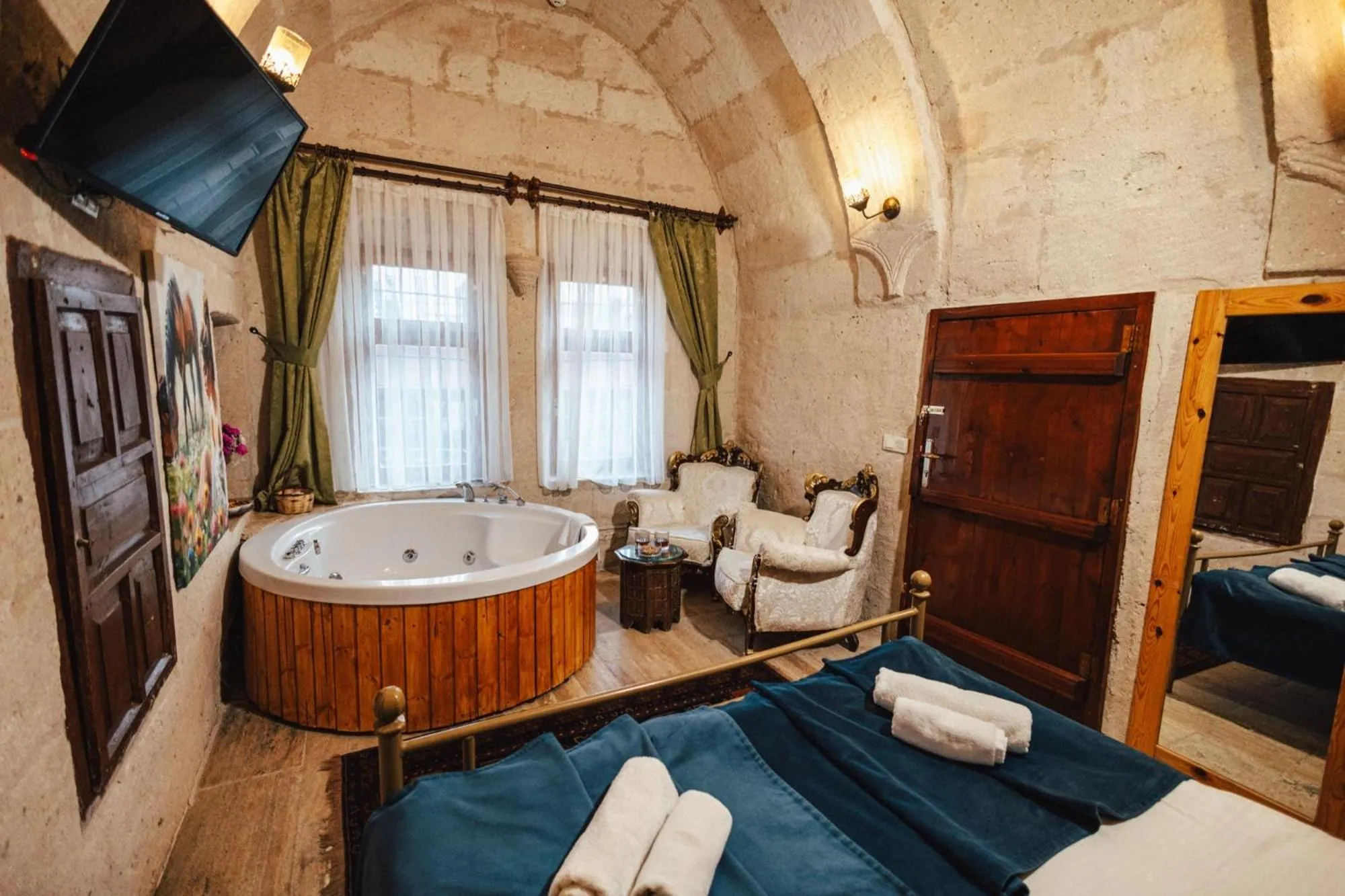 Deluxe Double Room in Young Cave