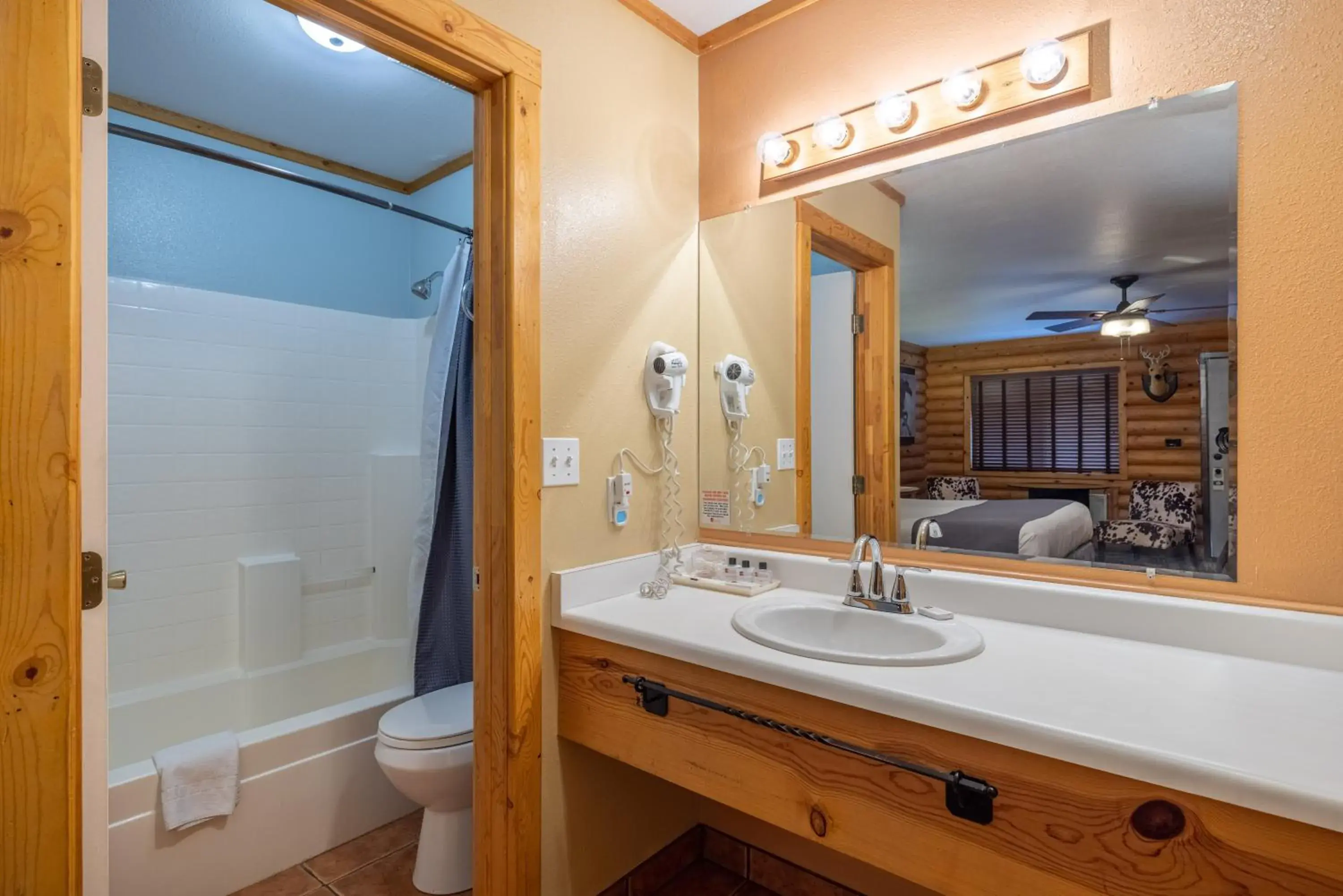 King Room - No Pets in Canyons Lodge- A Canyons Collection Property King Room - No Pets in Canyons Lodge- A Canyons Collection Property