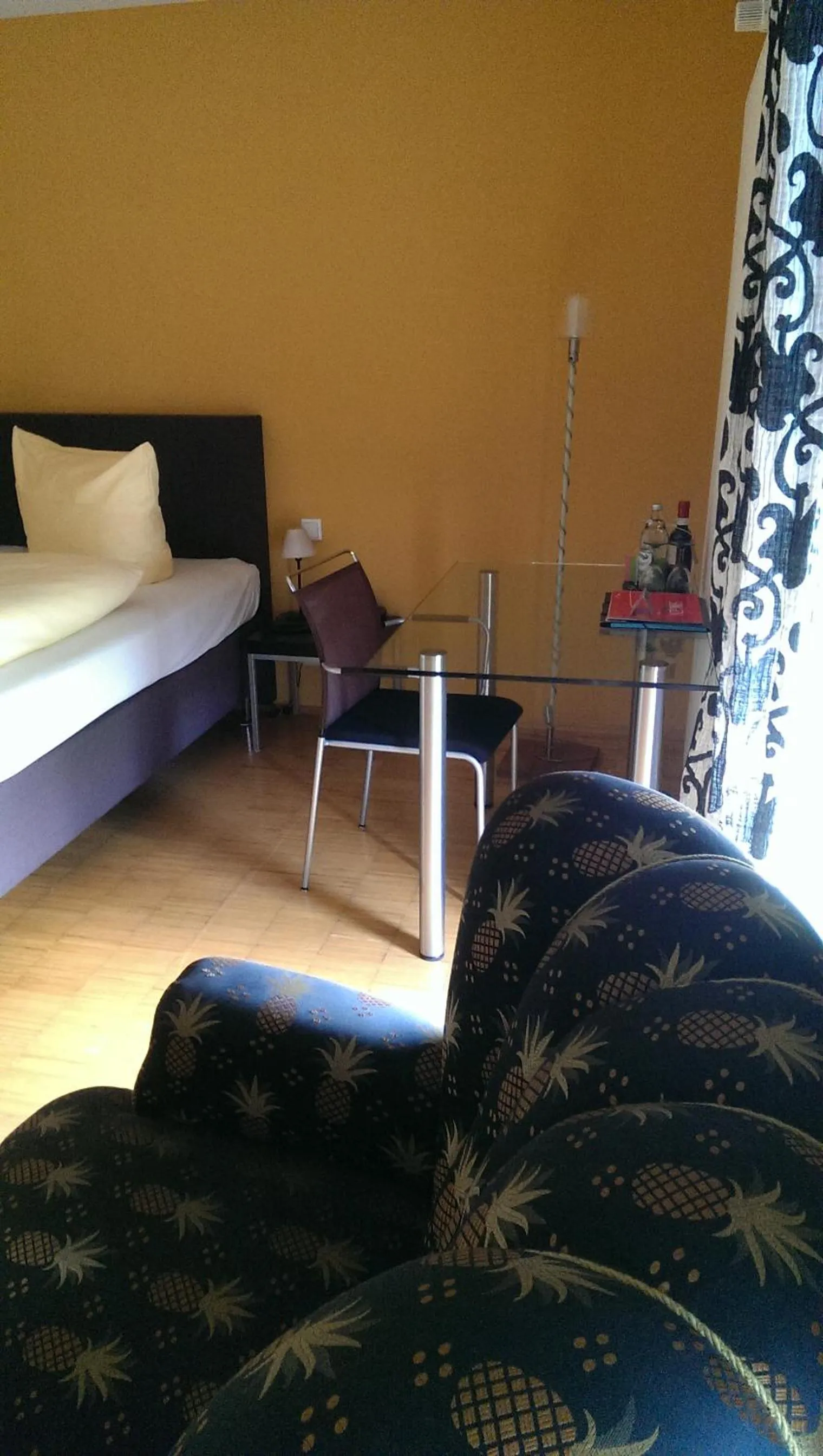 Seating area, Bed in Hotel Zapa