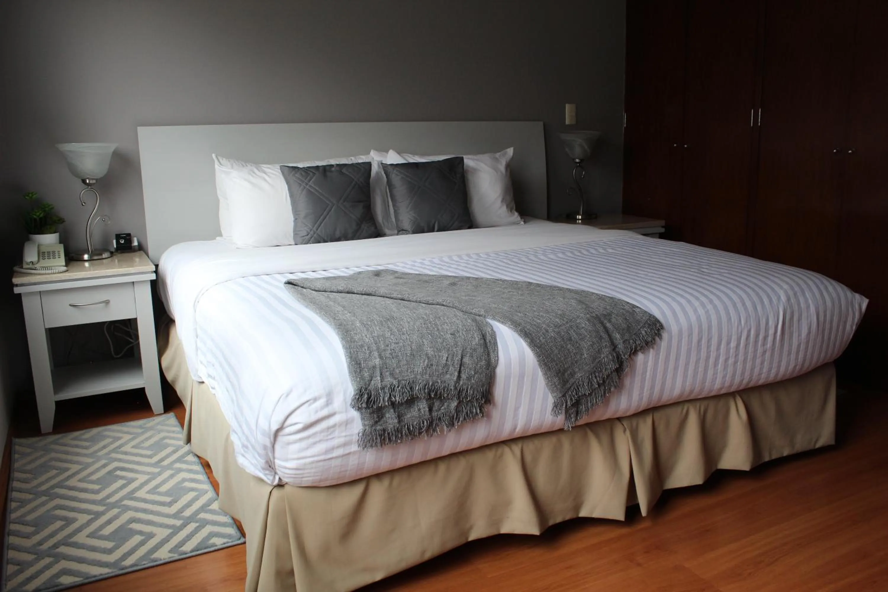 Photo of the whole room, Bed in Residence L´ Heritage Hipólito Taine by BlueBay