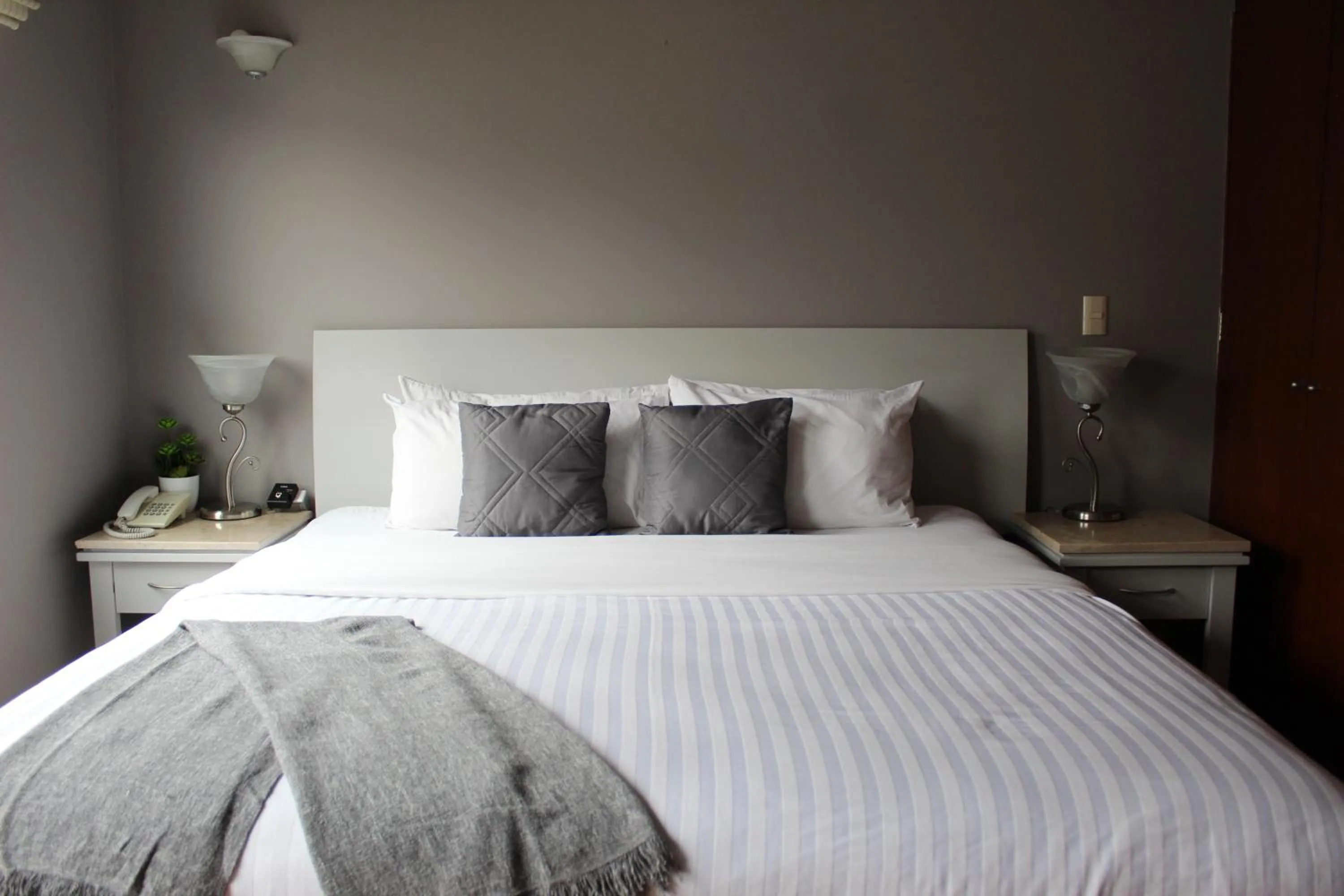 Photo of the whole room, Bed in Residence L´ Heritage Hipólito Taine by BlueBay