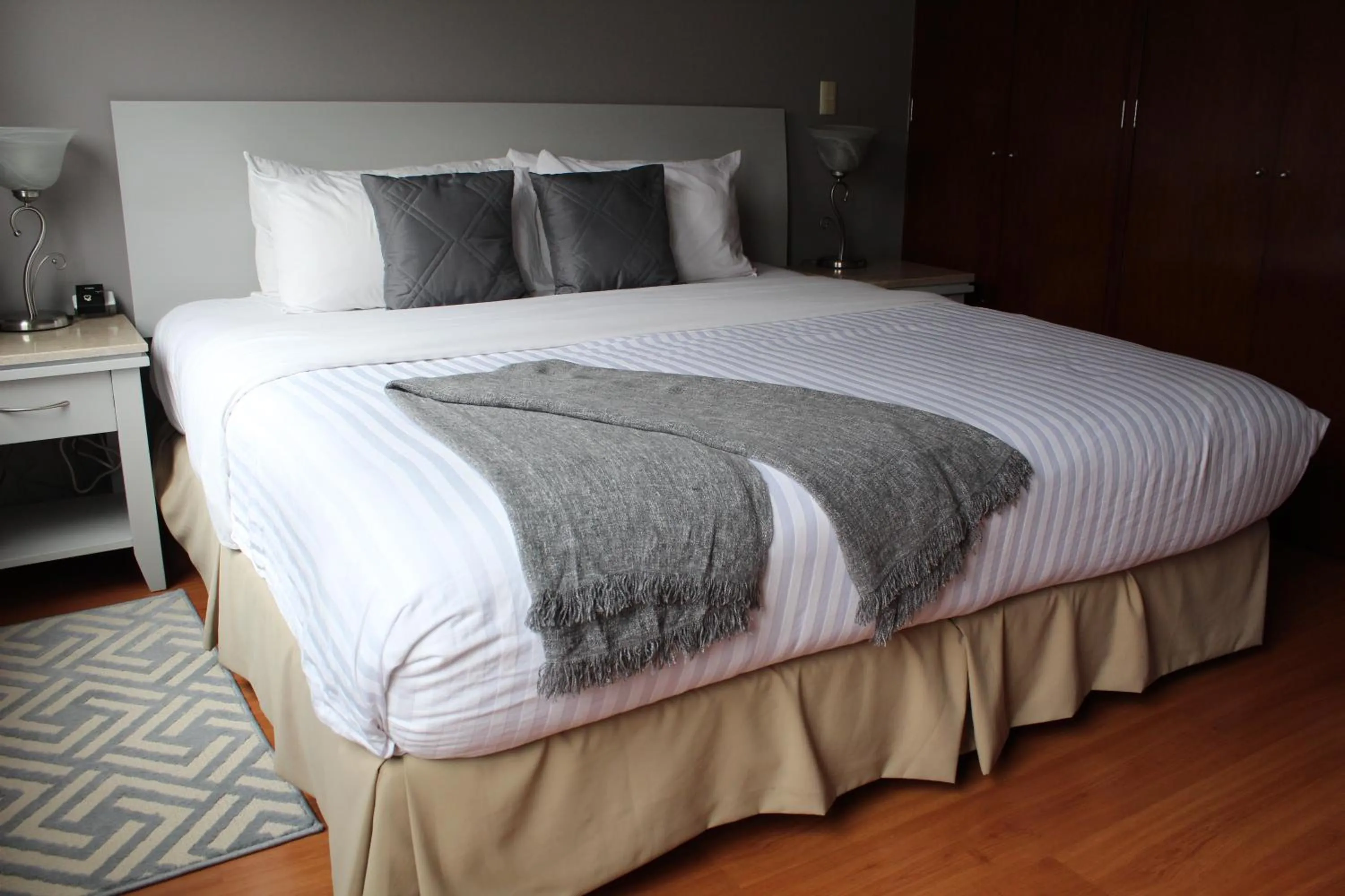 Photo of the whole room, Bed in Residence L´ Heritage Hipólito Taine by BlueBay