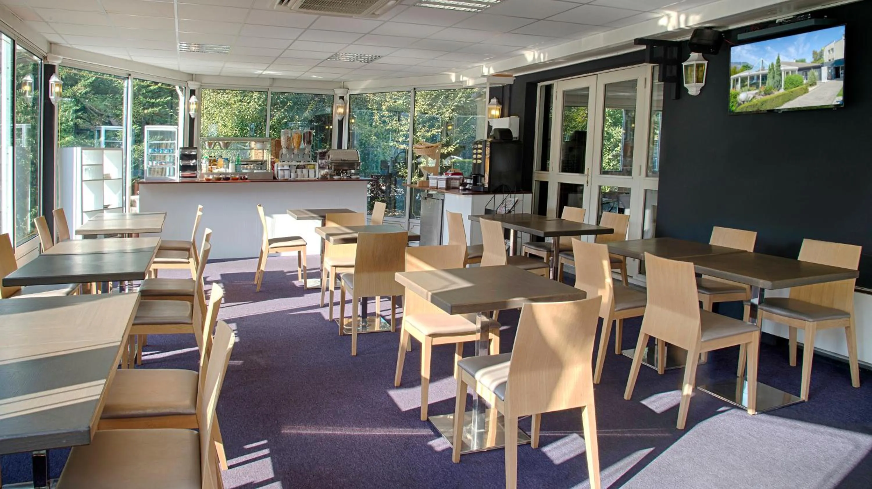 Buffet breakfast in Logis Le Relais de Sassenage