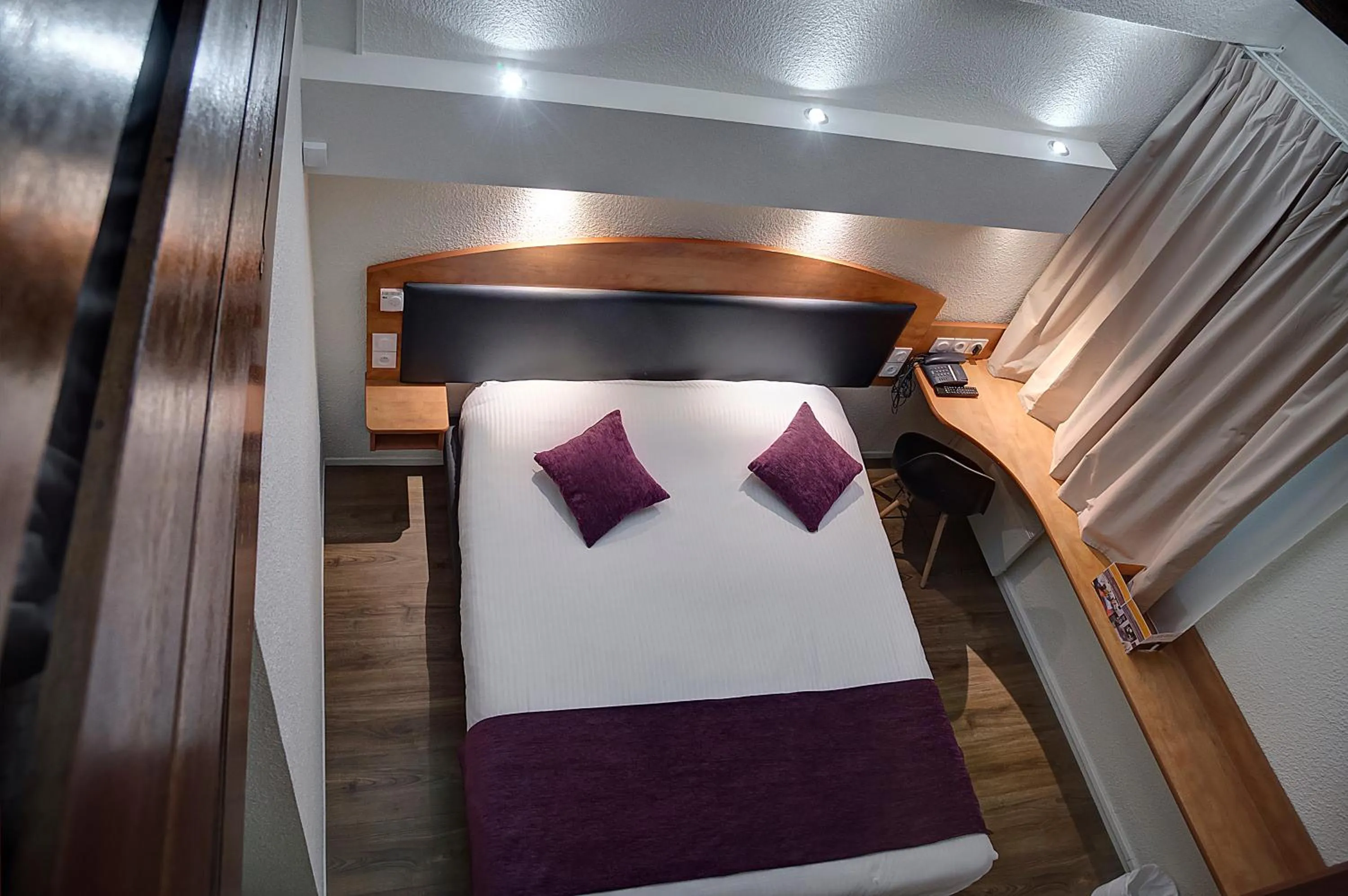 Photo of the whole room, Bed in Logis Le Relais de Sassenage