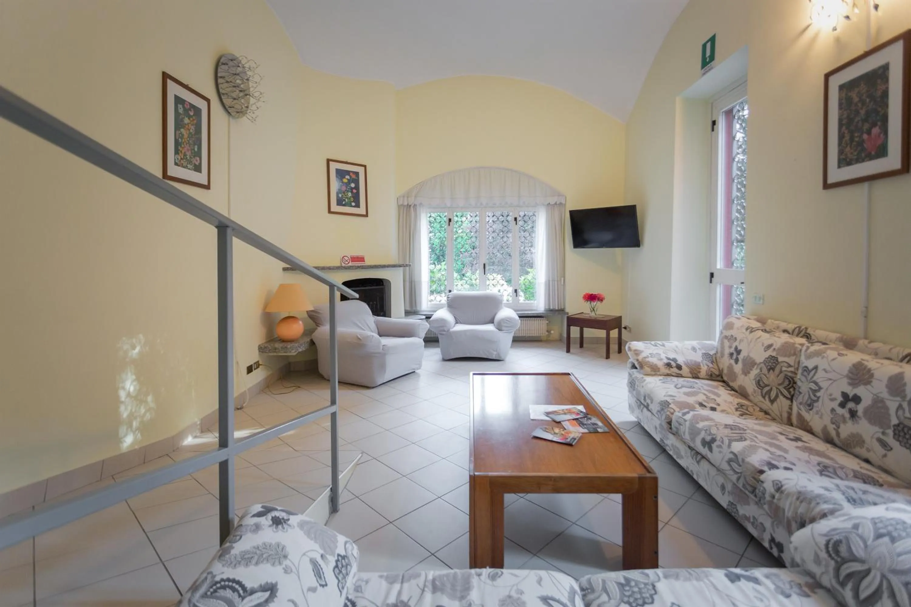Communal lounge/ TV room in Villa Magnolia Lago Maggiore
