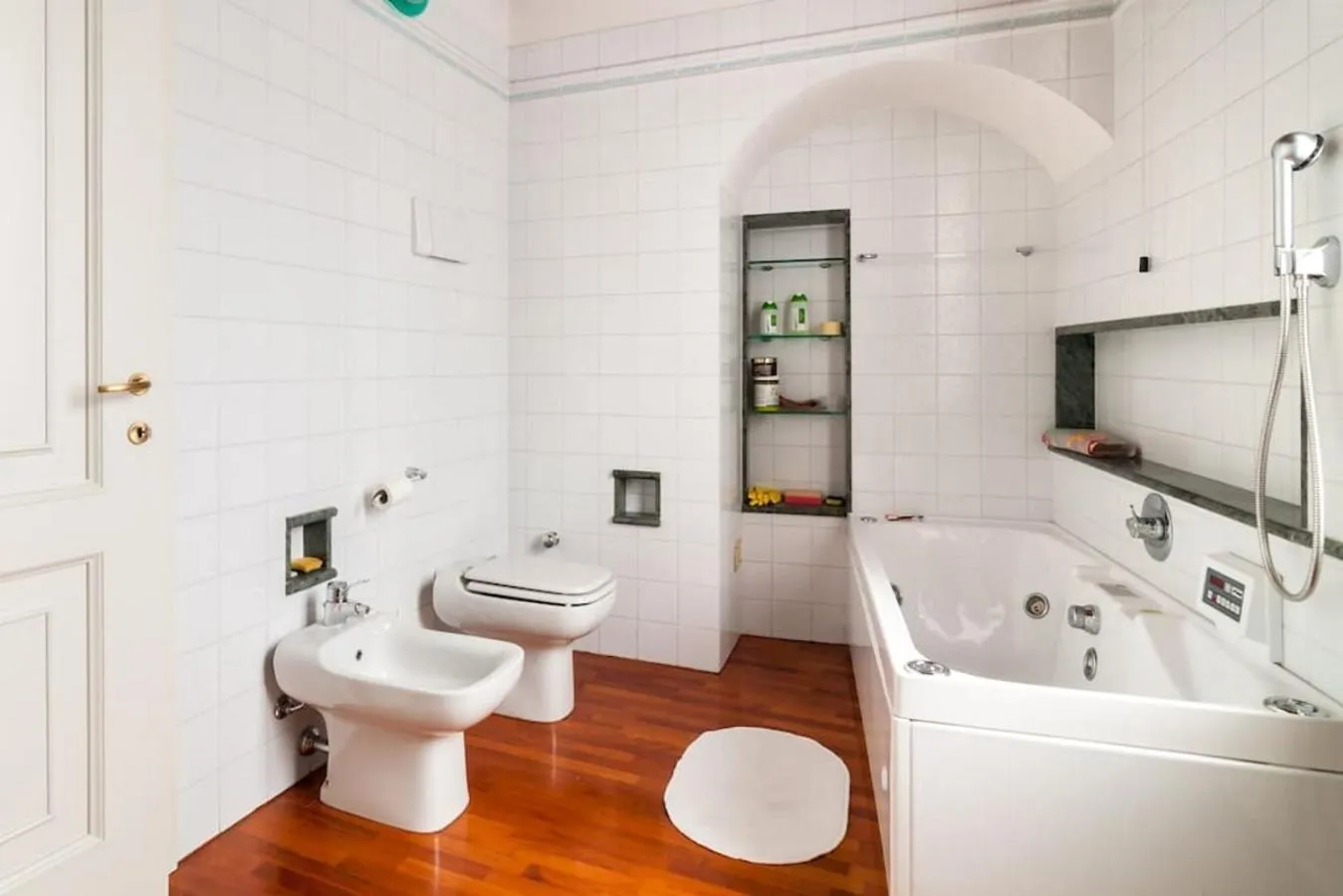 Hot Tub in Villa Magnolia Lago Maggiore