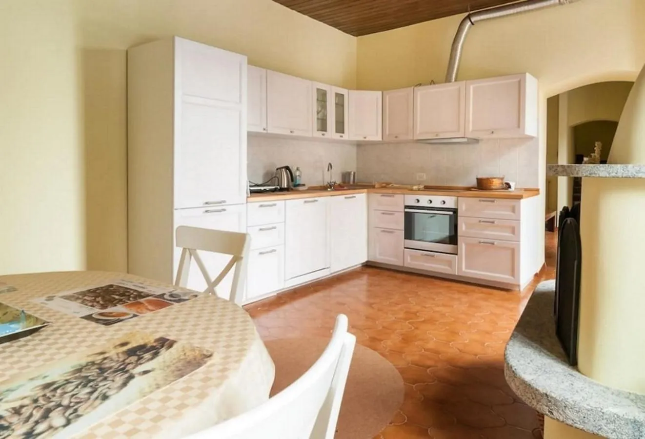 Communal kitchen in Villa Magnolia Lago Maggiore