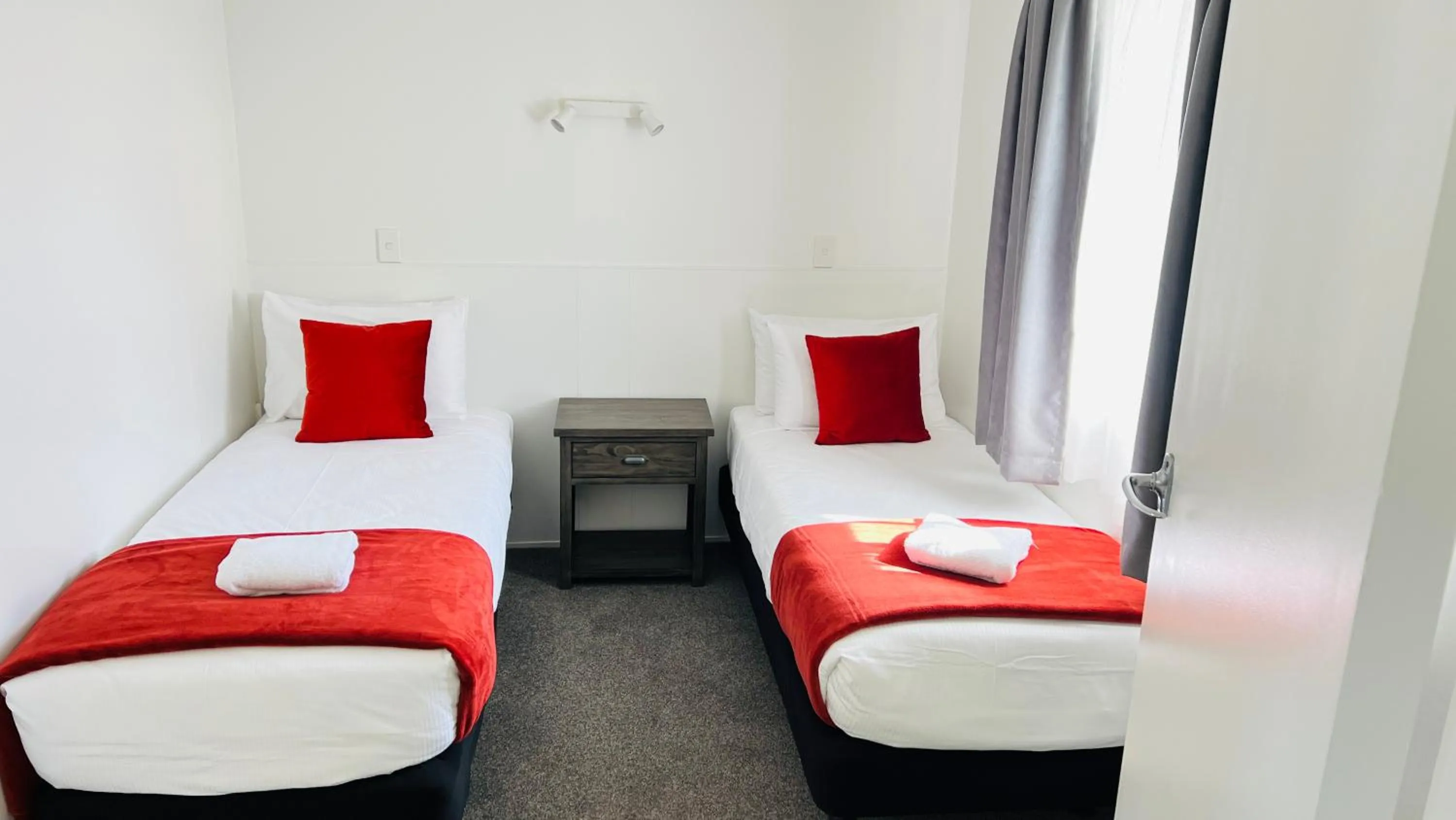 Bed in 18th Avenue Thermal Motel