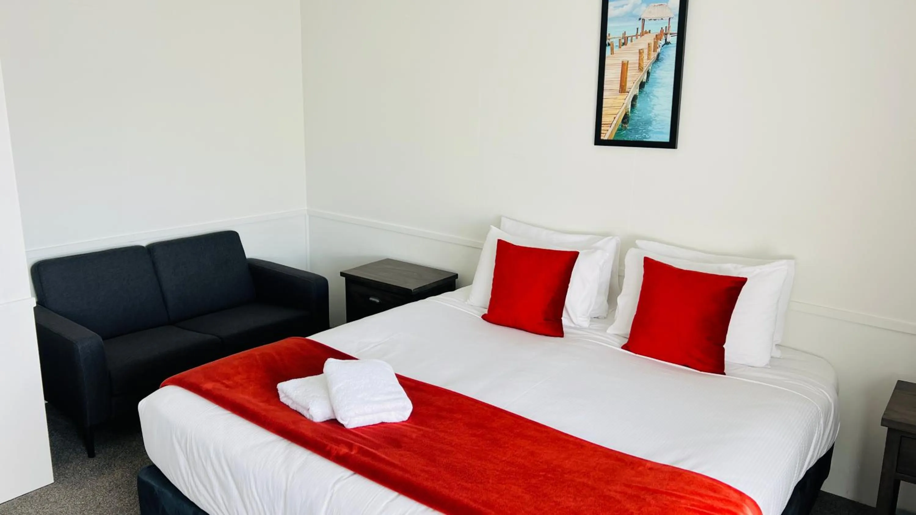 Bed in 18th Avenue Thermal Motel