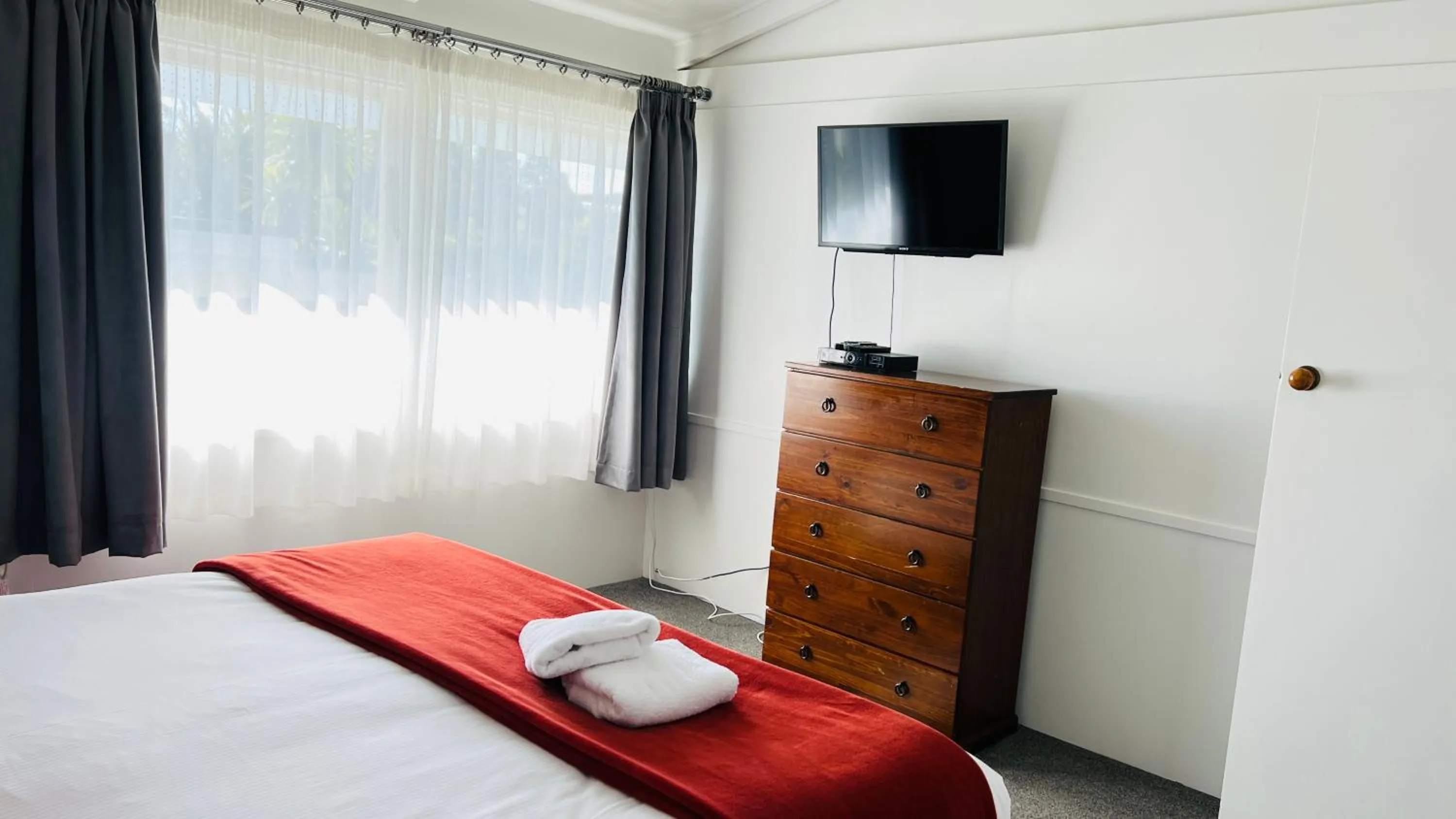 Bed in 18th Avenue Thermal Motel