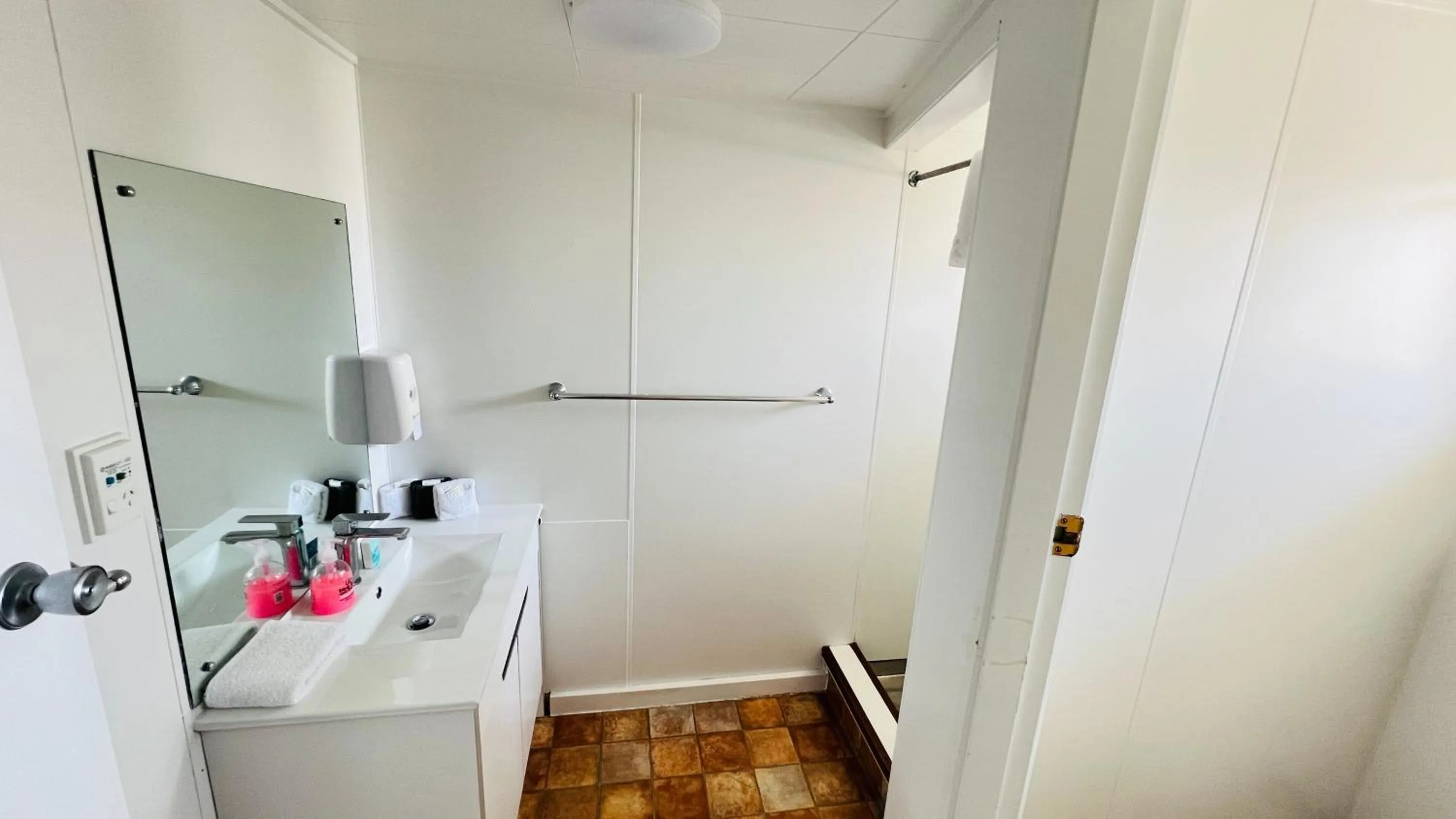 Bathroom in 18th Avenue Thermal Motel